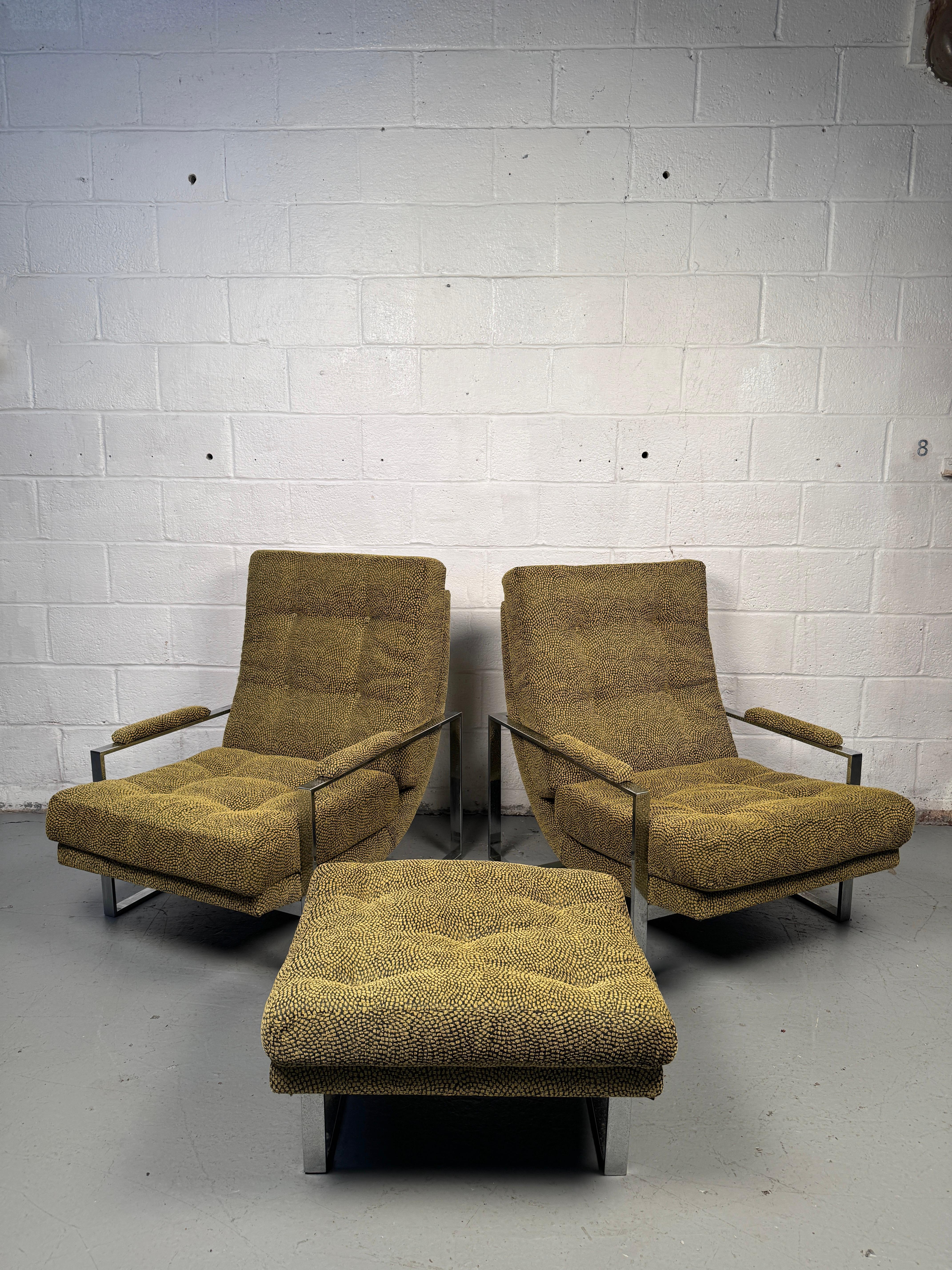 Dieses Set spricht für sich selbst: zwei robuste Loungesessel und ein perfekt abgestimmter Ottoman, die alle von knackigen Flachstangenrahmen und frisch gepolsterten, getufteten Kissen gehalten werden. Das Design ist scharf, klar und unapologetisch