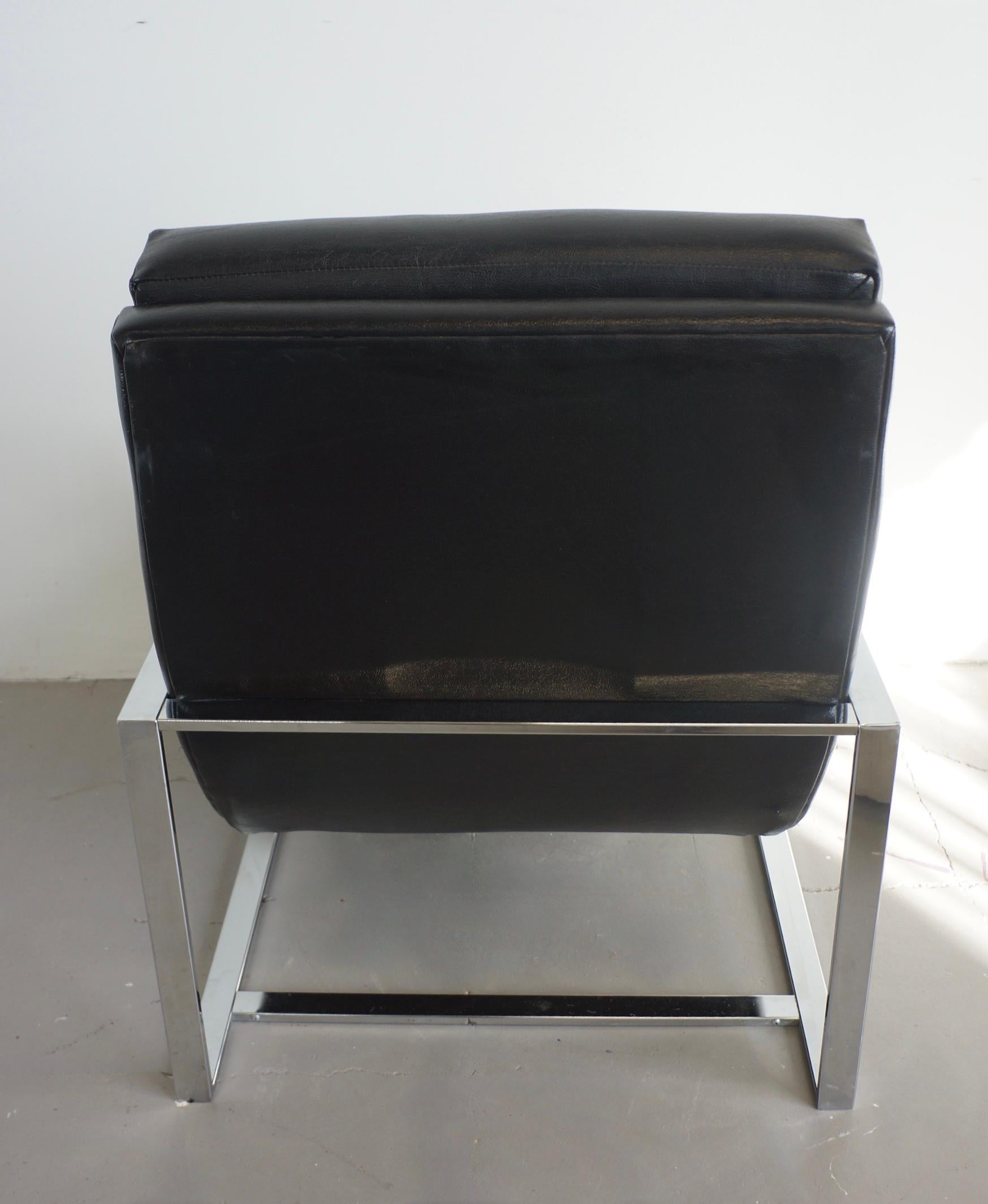 Mid-century Modern Tufted Leather and Chrome Lounge Chair In Good Condition For Sale In Toronto, ON