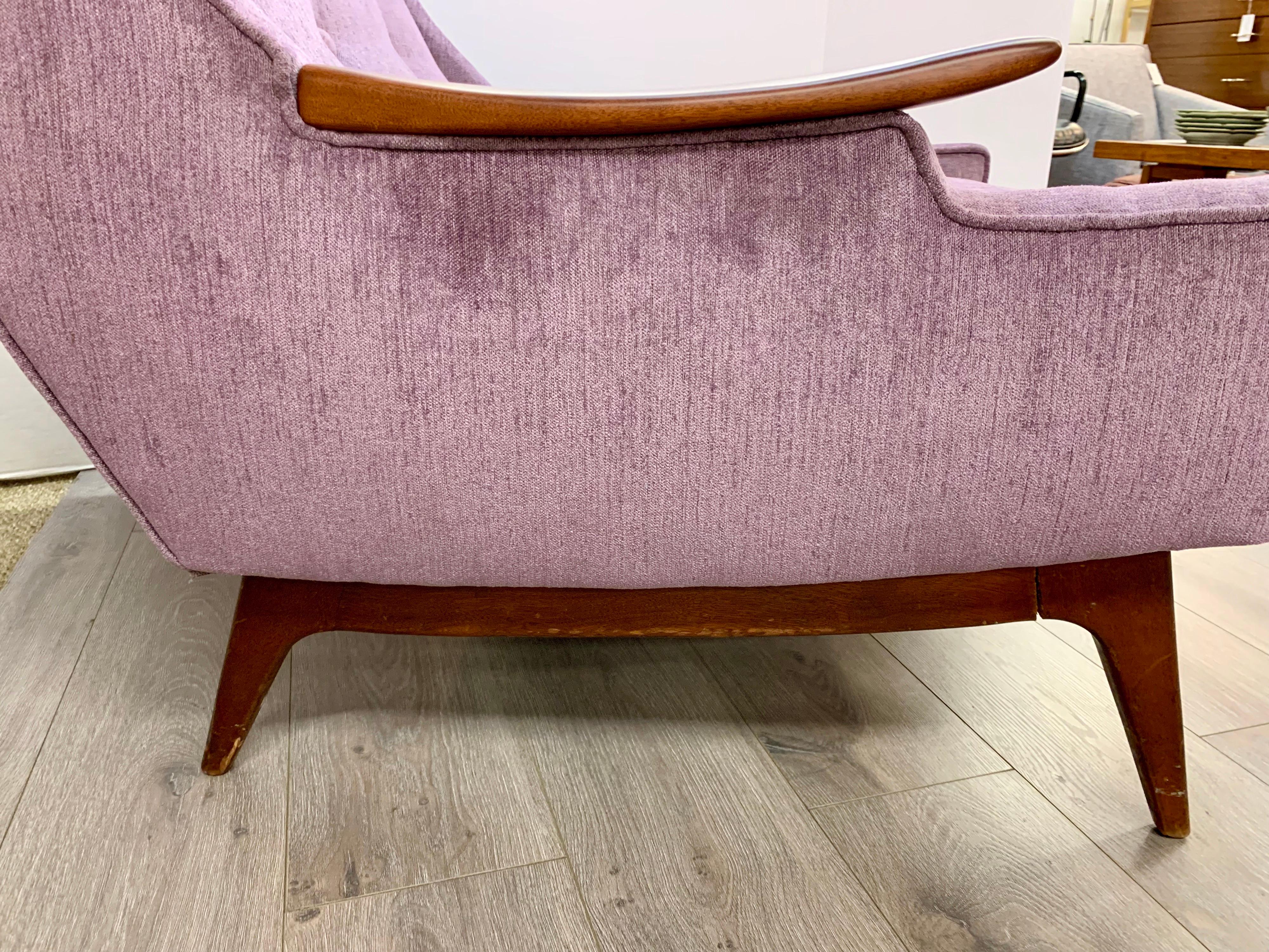Tissu Fauteuil de salon touffeté de style mi-siècle moderne, tapissé de lavande