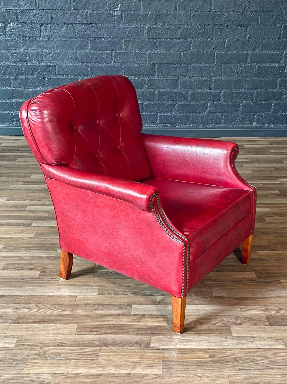Condizioni: Condizioni originali d'epoca 

Designer: The May Co. 
Produttore: The May Co. 
Materiali: Vinile originale, gambe in acero, puntine in ottone

Questa poltrona da salotto con piedistallo del Mid-Century Modern di The May Co. incarna il