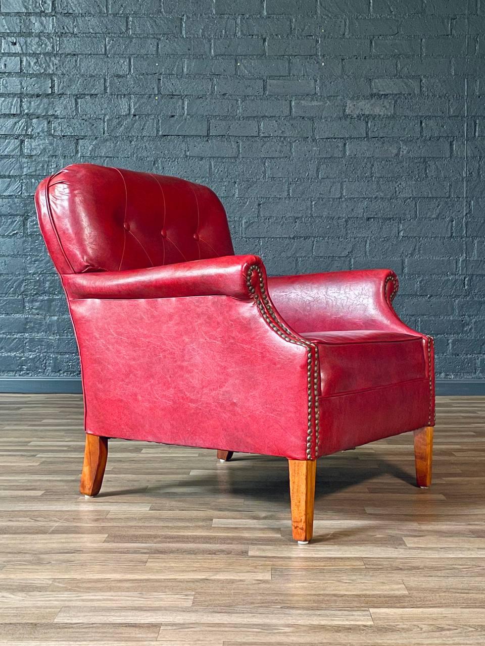 Mid-Century moderno Sedia da salotto con imbottitura in stile Mid-Century Modern con chiodini in ottone in vendita