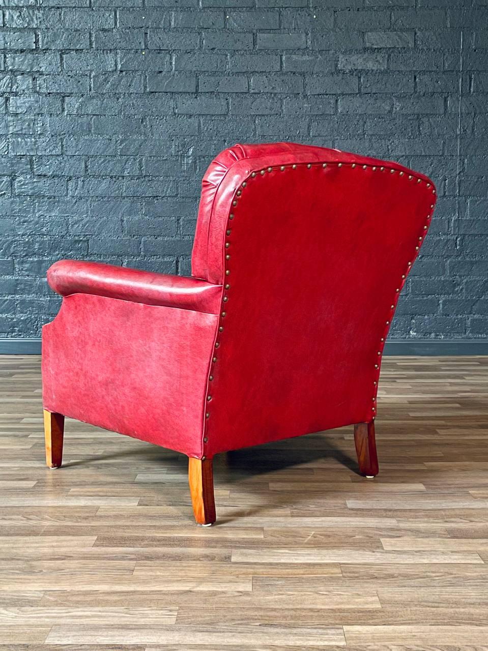 Sedia da salotto con imbottitura in stile Mid-Century Modern con chiodini in ottone In condizioni buone in vendita a Los Angeles, CA