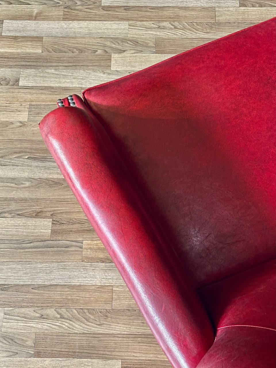 Ottone Sedia da salotto con imbottitura in stile Mid-Century Modern con chiodini in ottone in vendita