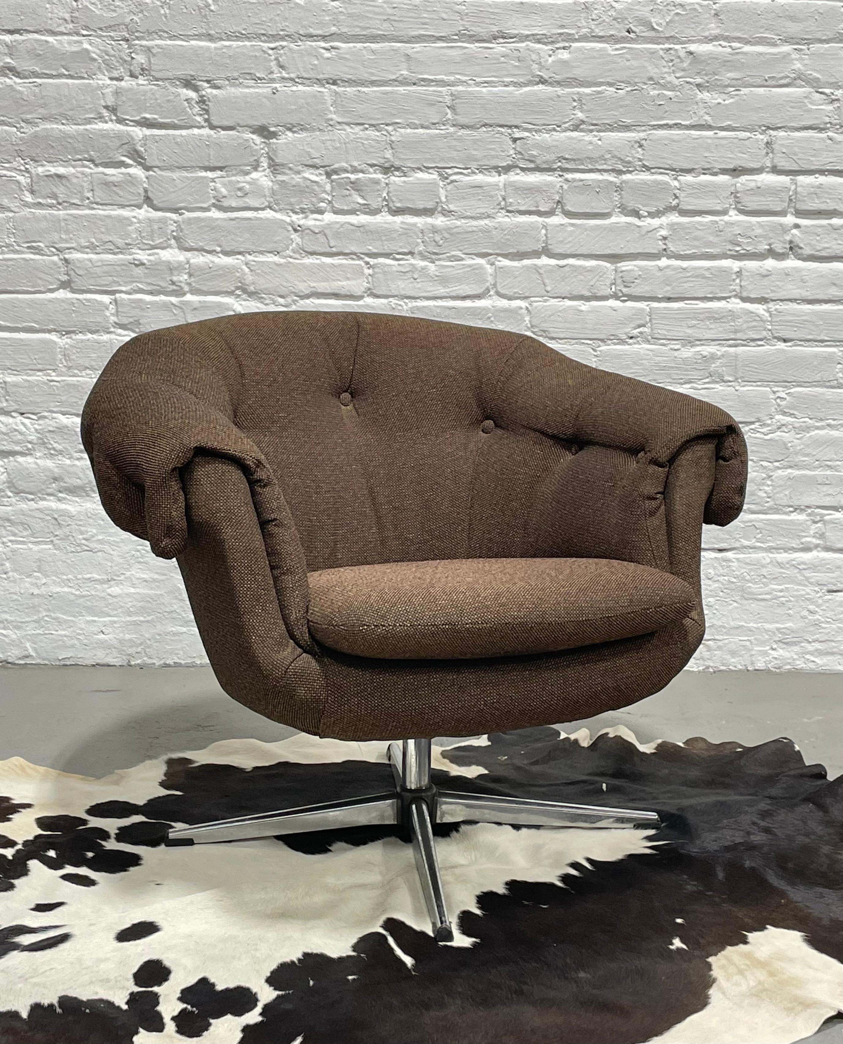 Fabric Mid-Century Modern Tufted Overman Pod Lounge Chair