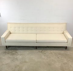 Modernes Tuftingsofa aus der Jahrhundertmitte