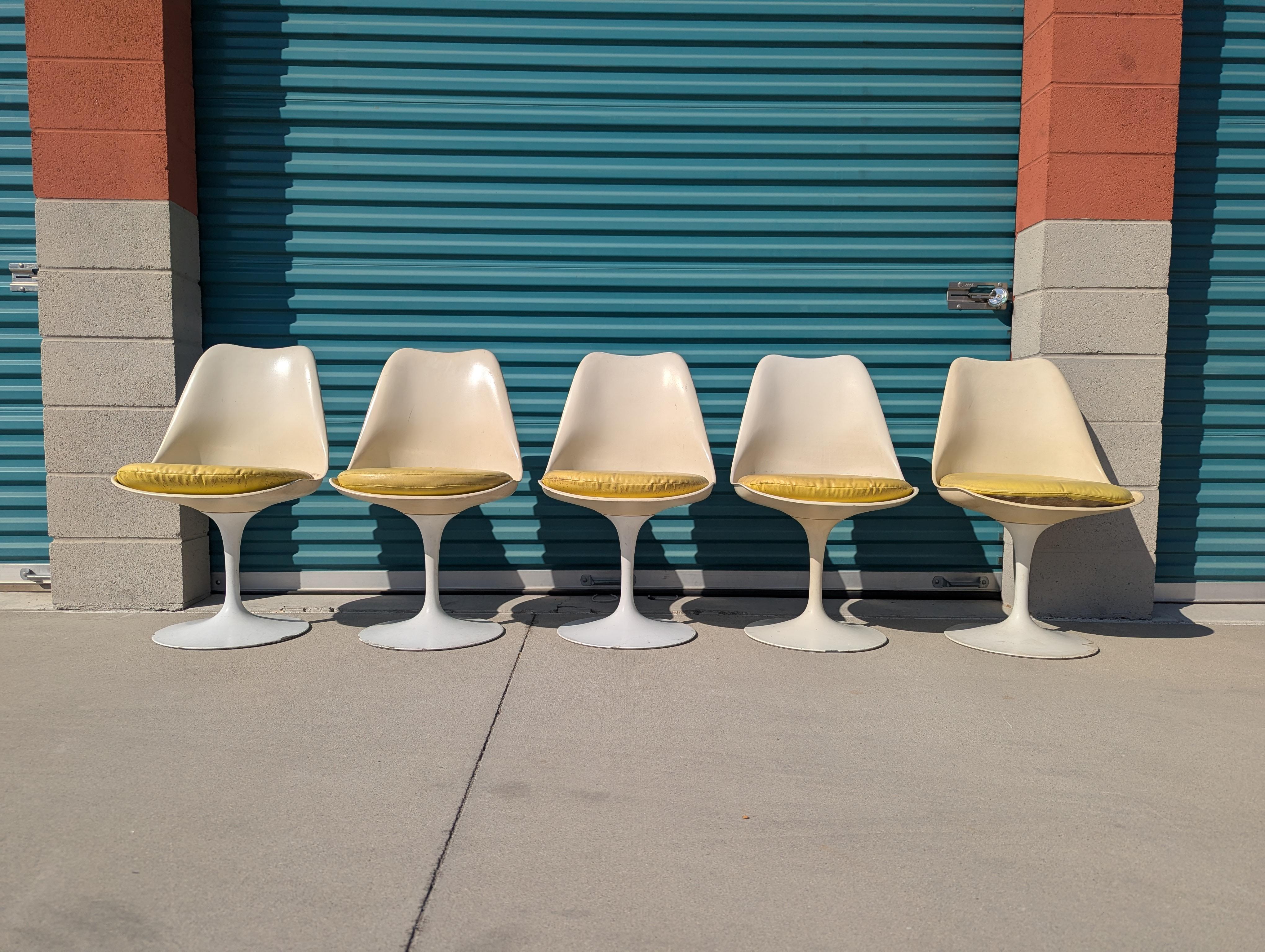 In vendita uno splendido set di cinque autentiche sedie girevoli Tulip del Mid Century Modern disegnate dal leggendario Eero Saarinen per Knoll, intorno agli anni Sessanta. Ogni sedia conserva con orgoglio la sua prima etichetta di fabbricazione,