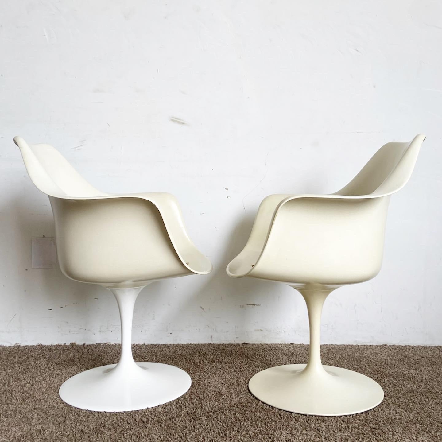Elevate your dining experience with our Mid Century Modern Tulip BR50 Dining Chairs by Knoll. A blend of form, function, and timeless design.
One of the bases was replaced with a newer one. It shows a bit whiter and less aged than the other three.