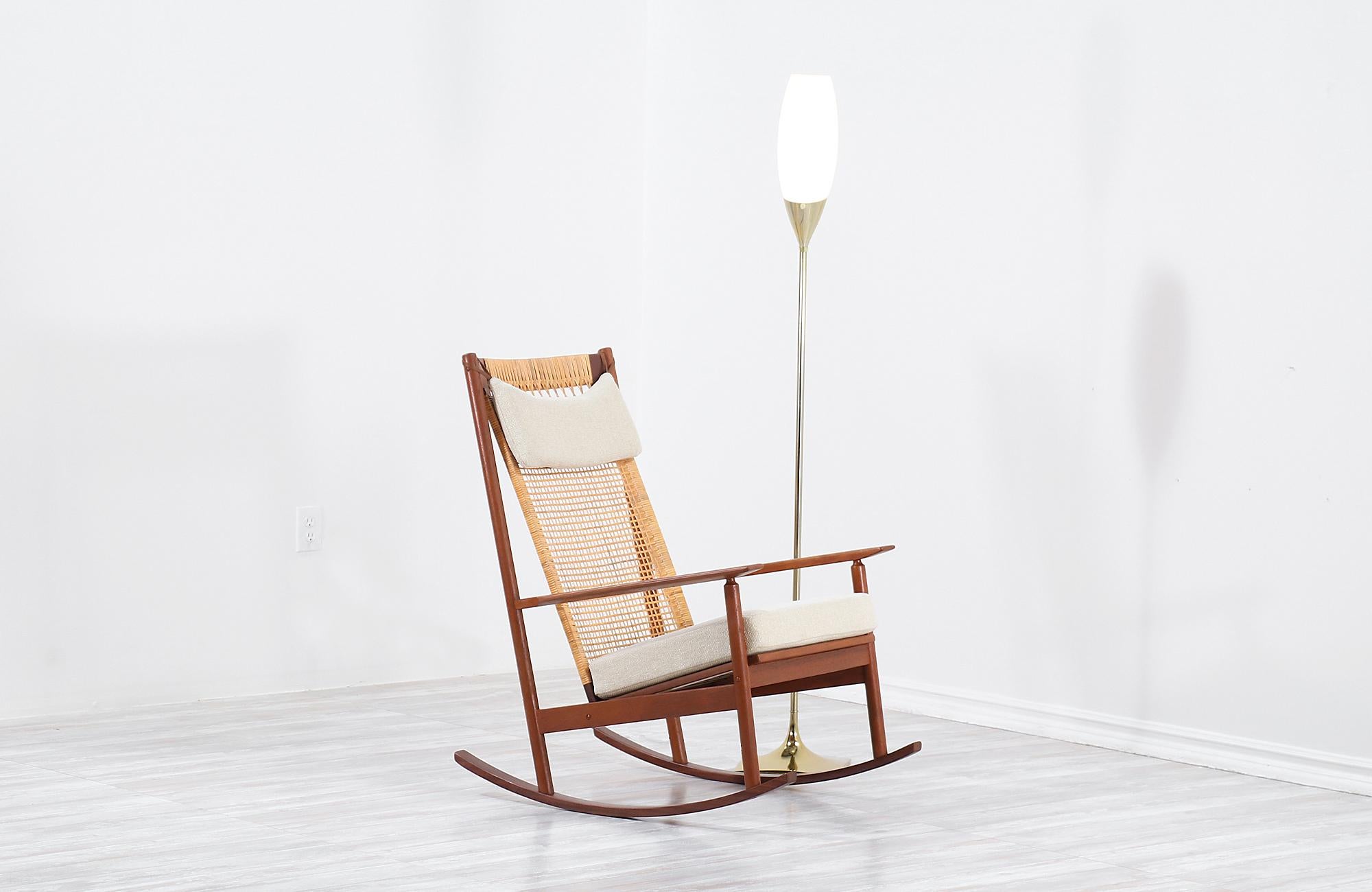 Stylish Mid-Century Modern floor lamp designed and manufactured by Laurel Lamp Co, in the United States circa 196s0s. This minimalist floor lamp features a polished brass tall body with a square base and its original tulip shaped frosted glass for