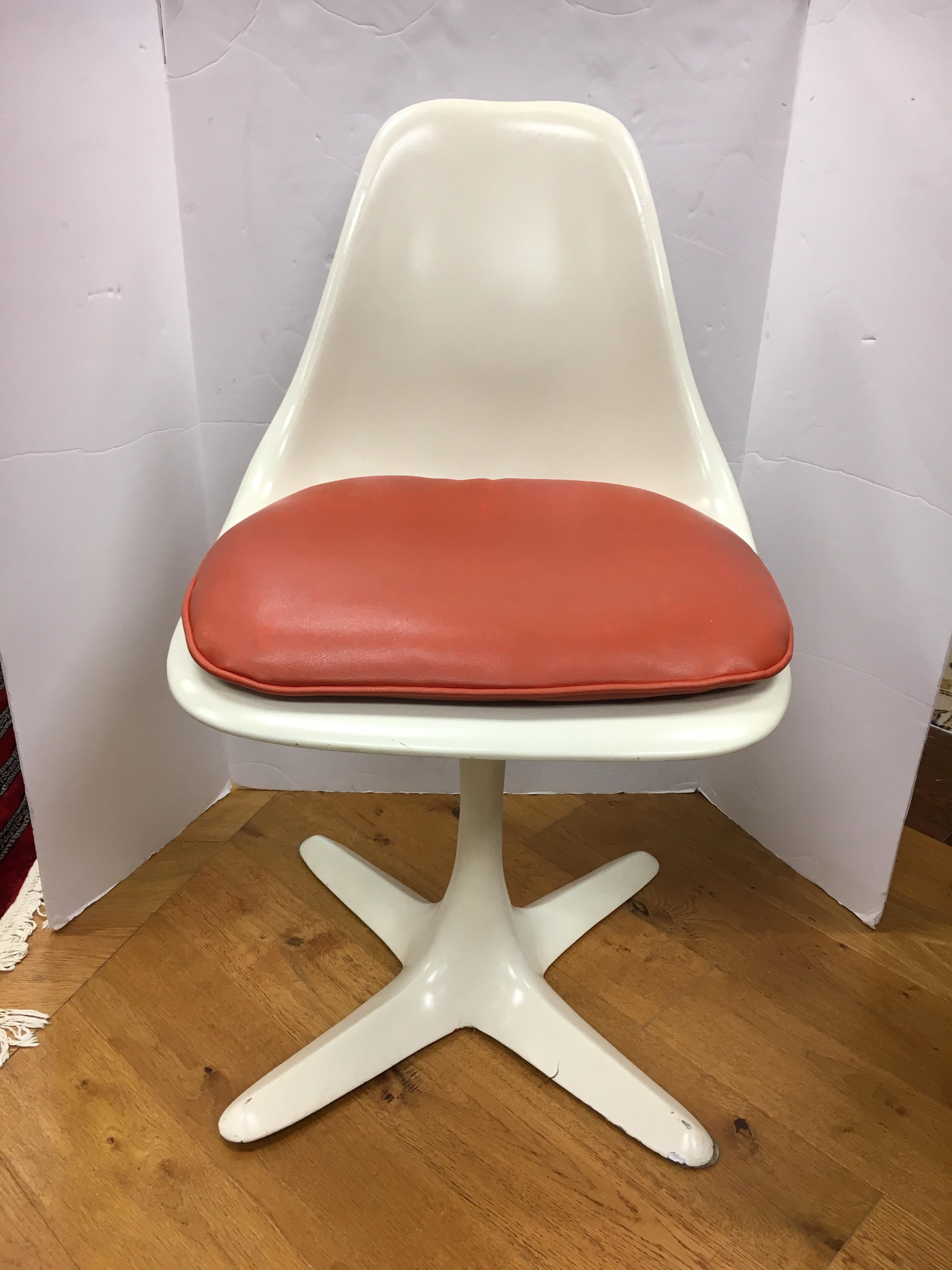 True period Saarinen style set of six white tulip chairs with orange/red removable cushion. Manufactured by Burke, USA in the 1970s. Made of resin, metal and seat fabric which is vinyl.