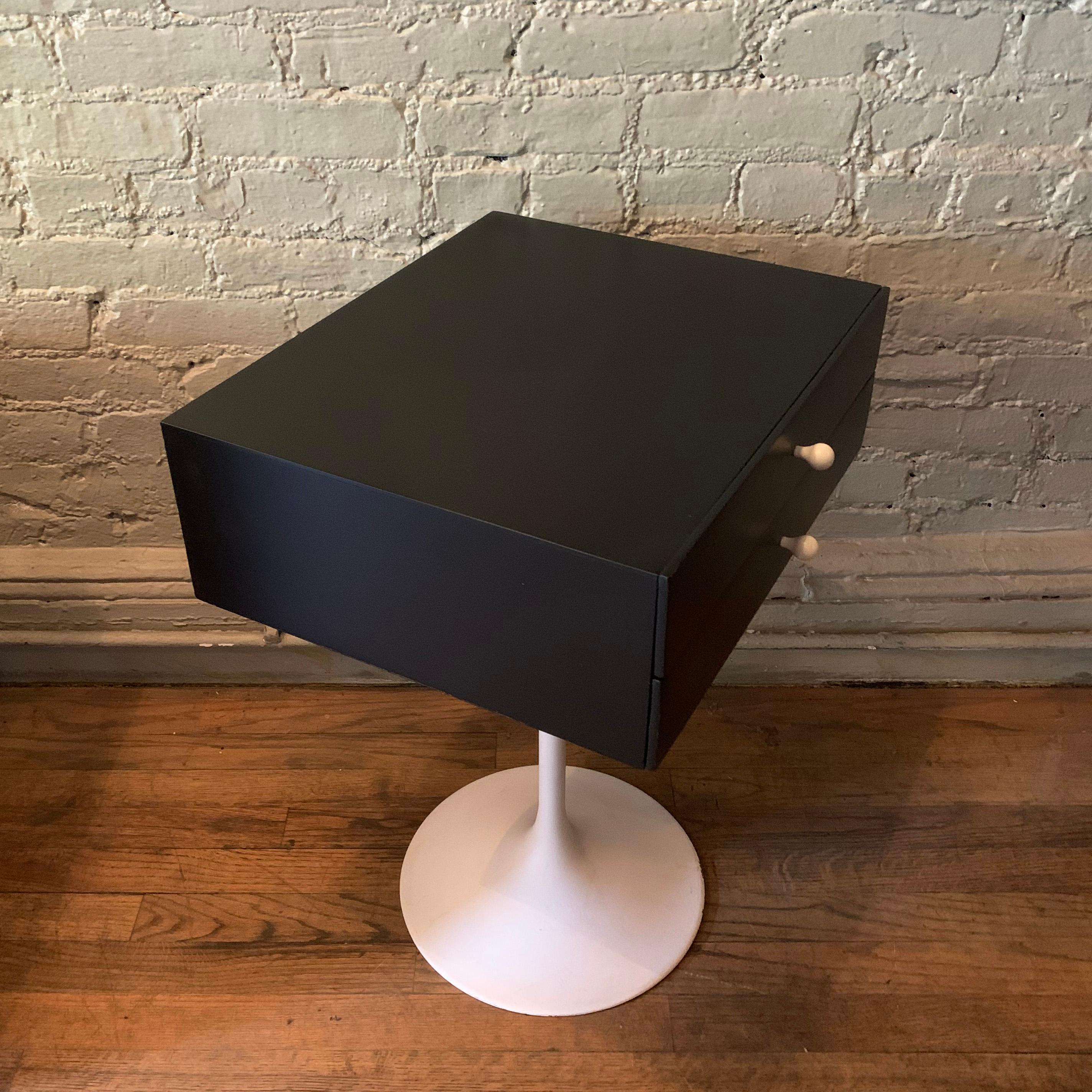Mid-Century Modern Tulip Side Table Nightstand In Good Condition In Brooklyn, NY