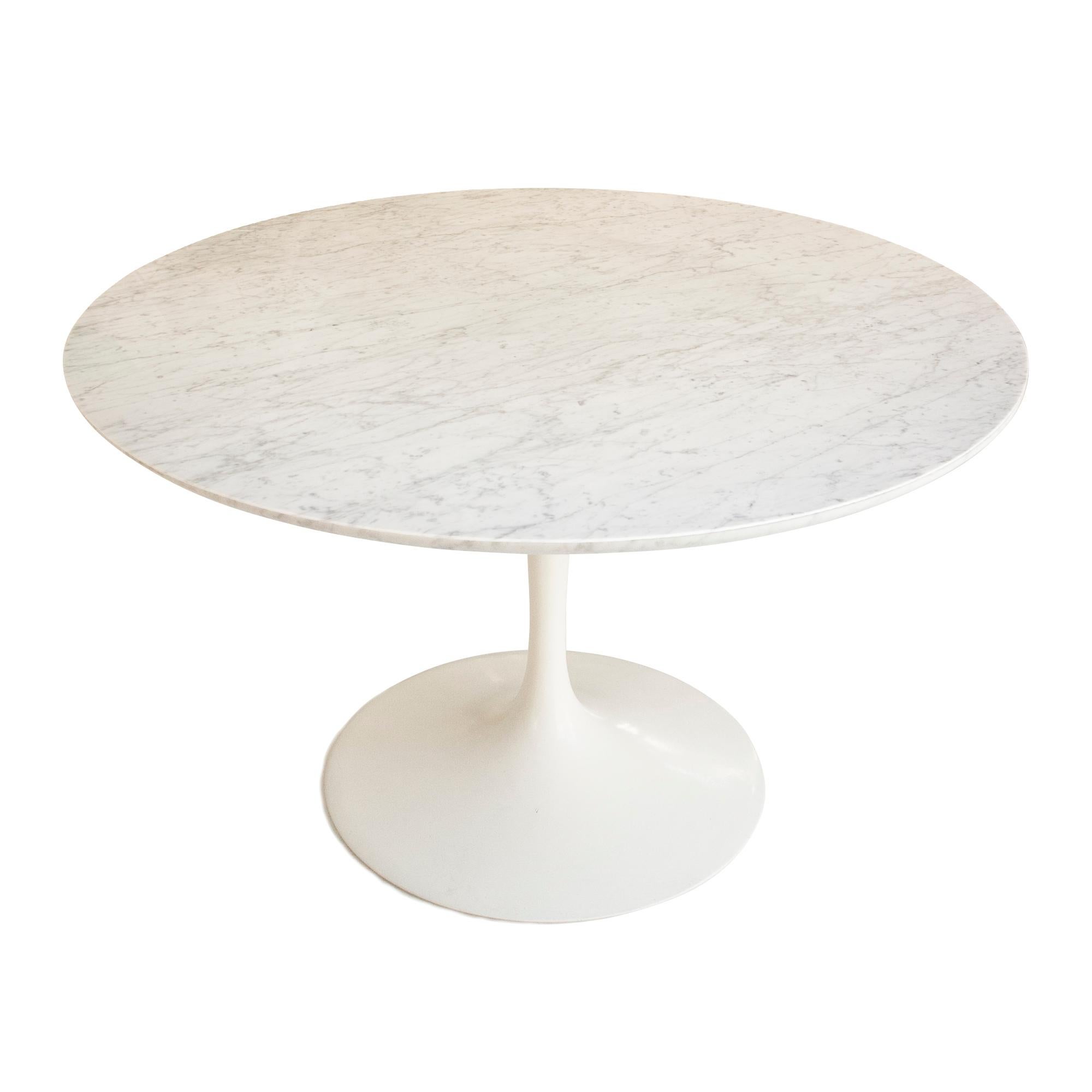 Tulip-inspired base made of white lacquered casted iron in Germany, circa 1970. The rounded tabletop is made of 2cm thick Carrara marble.

Base dimension: 65 x 65 x 70 (h) cm
Marble dimension: 120 x 120 x 2 (h) cm.

 