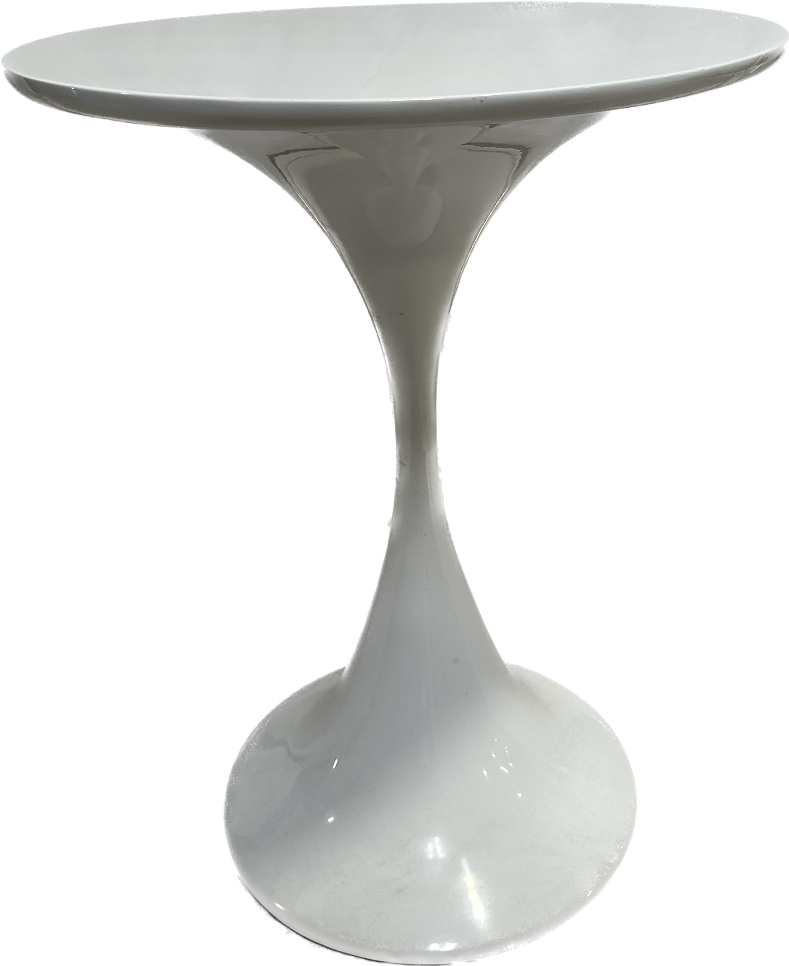 Table d'appoint Tulip moderne du milieu du siècle. Dessus blanc avec une base élancée. Corps en fibre de verre.

En bon état.

L'autocollant Prop 65 se trouve sur la partie inférieure de la base, comme le montrent les photos. Aucune autre marque