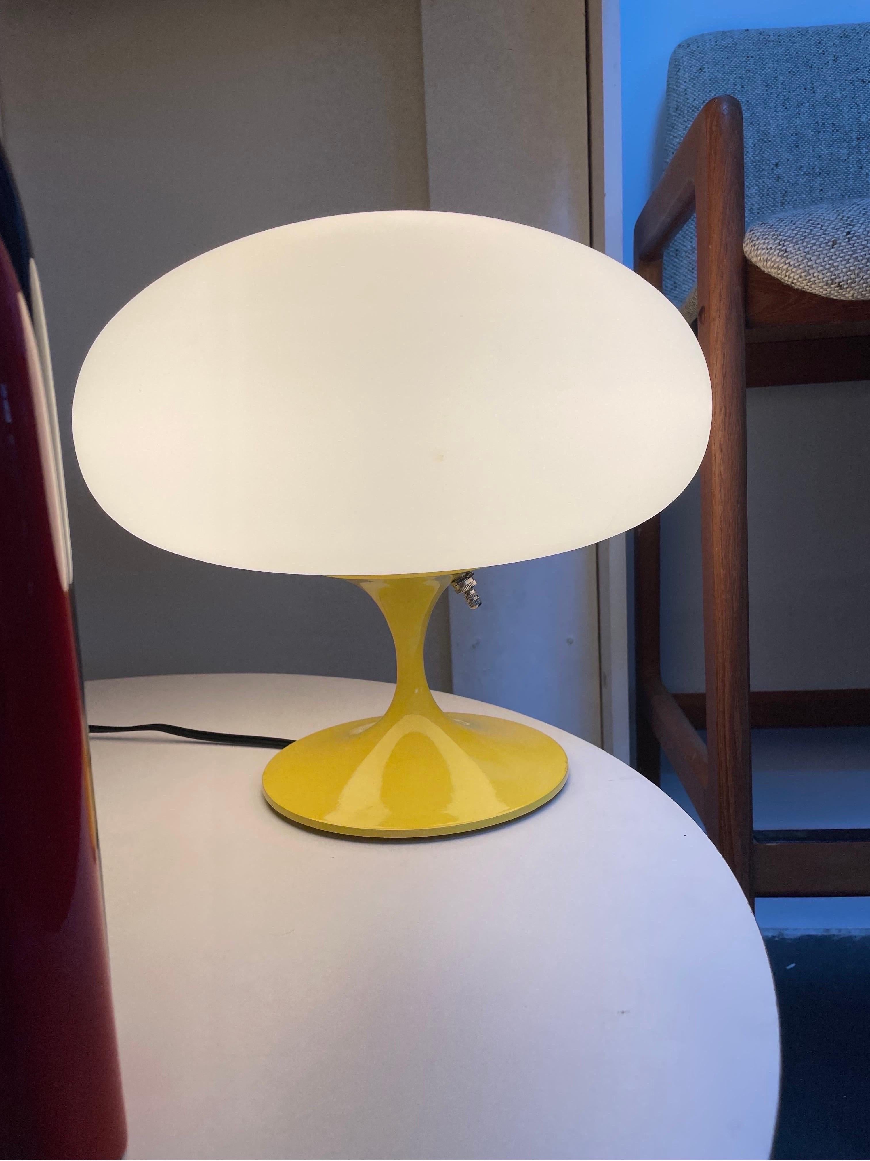 Mid-Century Modern Tulip Table Lamp by Design Line In Good Condition For Sale In Philadelphia, PA