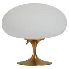 Lampe de bureau tulipe en laiton et verre blanc, designline, mi-siècle moderne