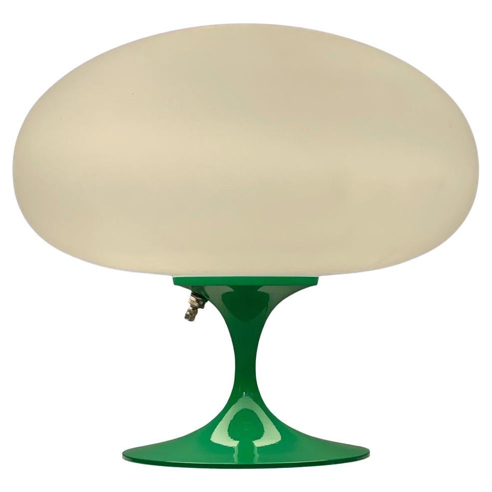 Moderne Tulpen-Tischlampe von DesignLine aus der Mitte des Jahrhunderts in Grün mit weißem Glas