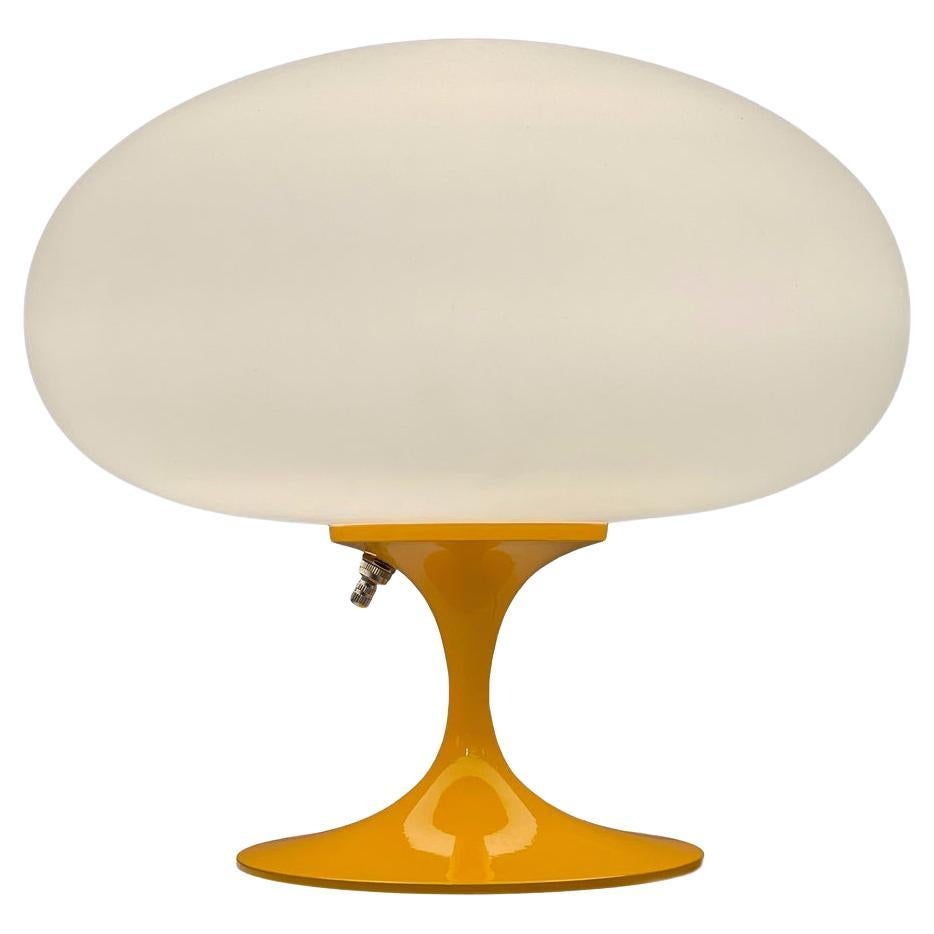 Lampe de bureau tulipe de style mi-siècle moderne par Designline en orange et verre blanc