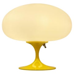 Lampe de bureau tulipe de style moderne du milieu du siècle dernier, par Designline, en jaune et verre blanc