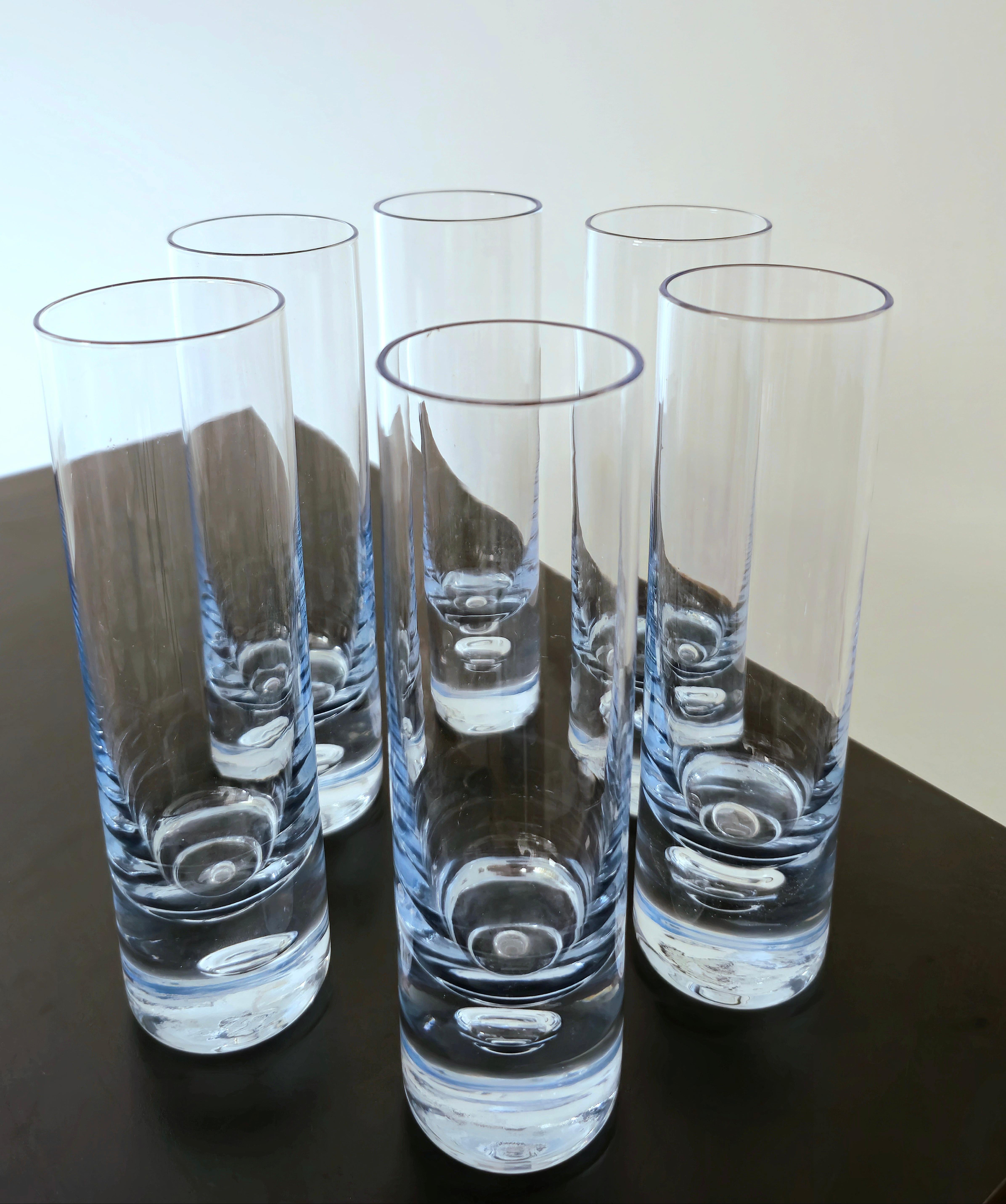Elegant and refined vintage bar glasses also called tall Tumblers, are glasses with a straight cylindrical shape and slightly rounded at the bottom. They have a large capacity and are ideal for long drinks, for double whiskey and also for everyday