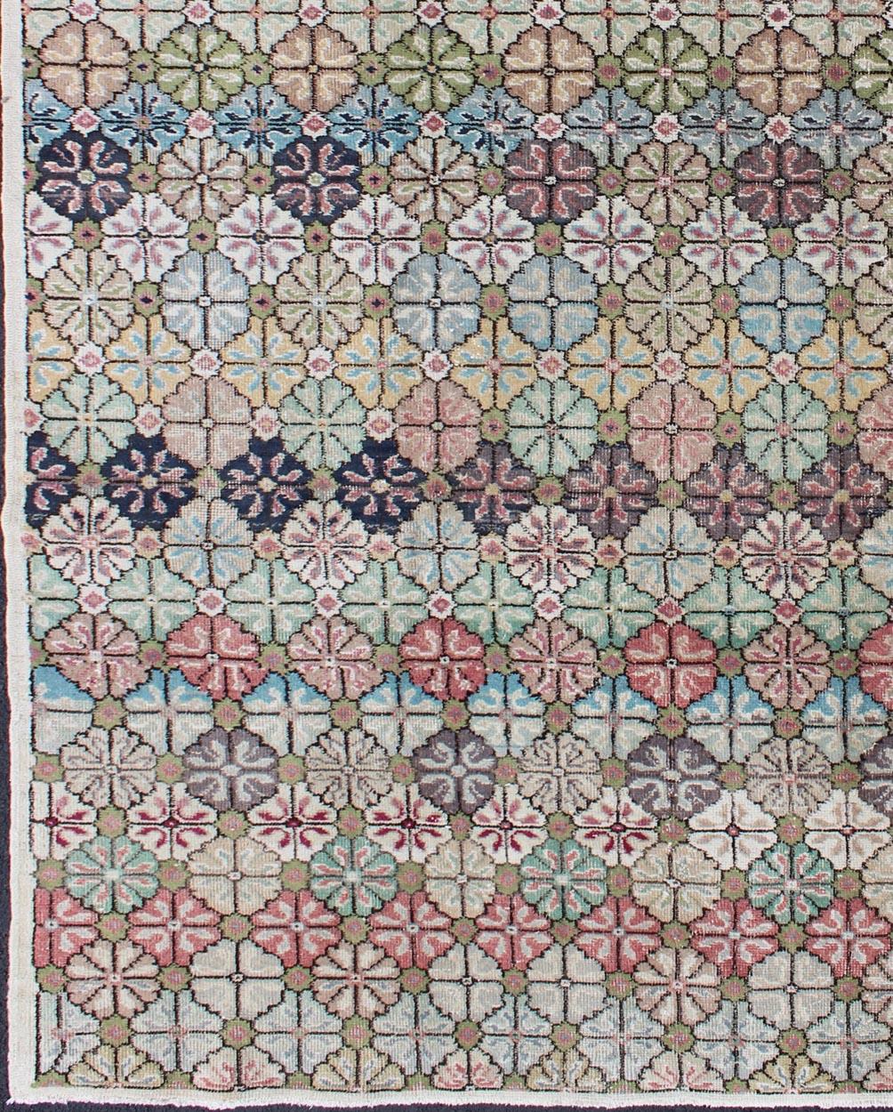 Moderne Mitte des Jahrhunderts,  Weinlese  Teppich in mehreren Farben in modernem Design,  EN-1038, Teppich für moderne Innenräume
Dieser einzigartige türkische Teppich ist rautenförmig und in gedeckten Farben gefleckt und gesprenkelt und hat ein