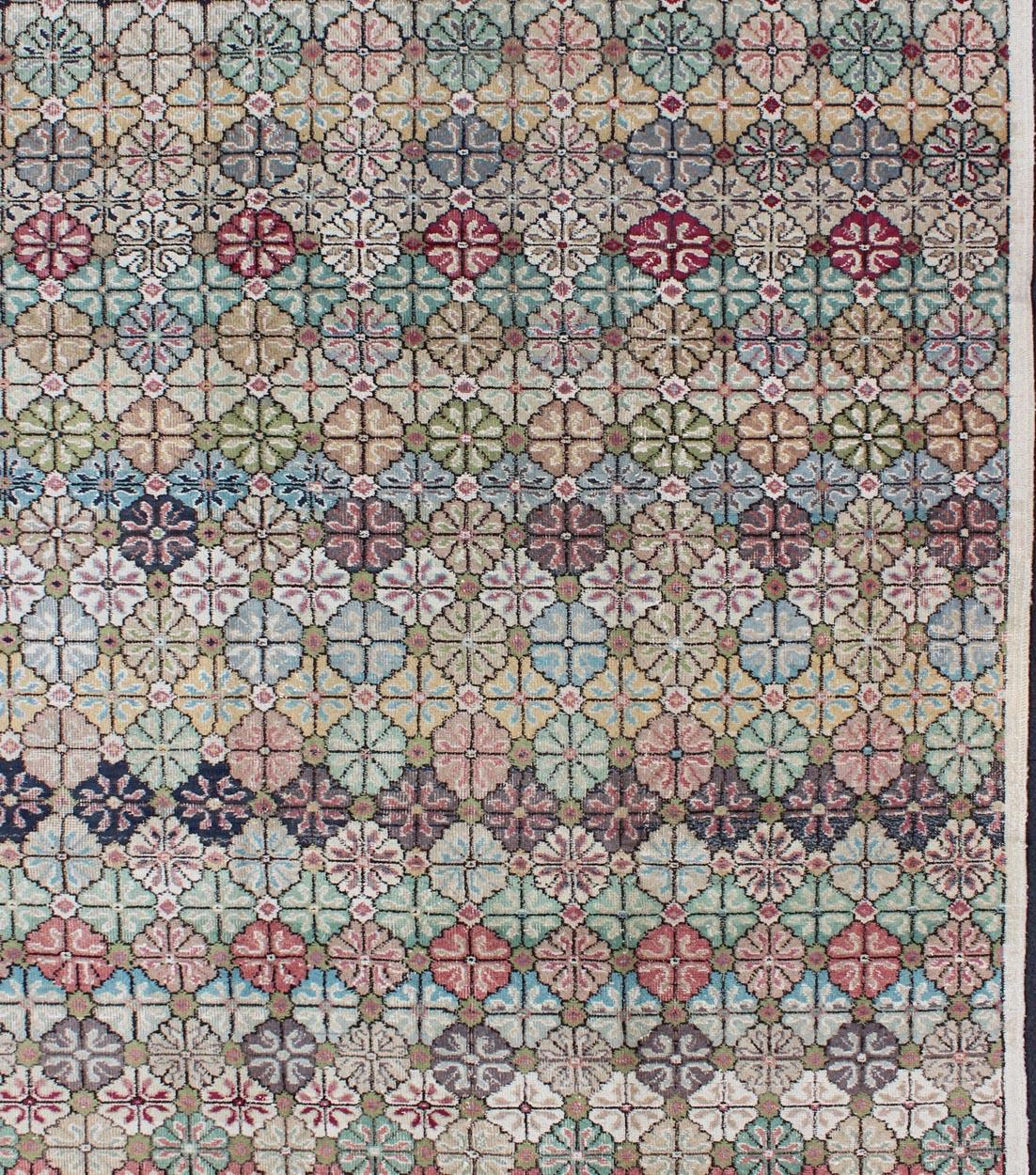 Moderne Mitte des Jahrhunderts,  Vintage  Teppich in mehrfarbigem Design in modernem Design (Türkisch) im Angebot