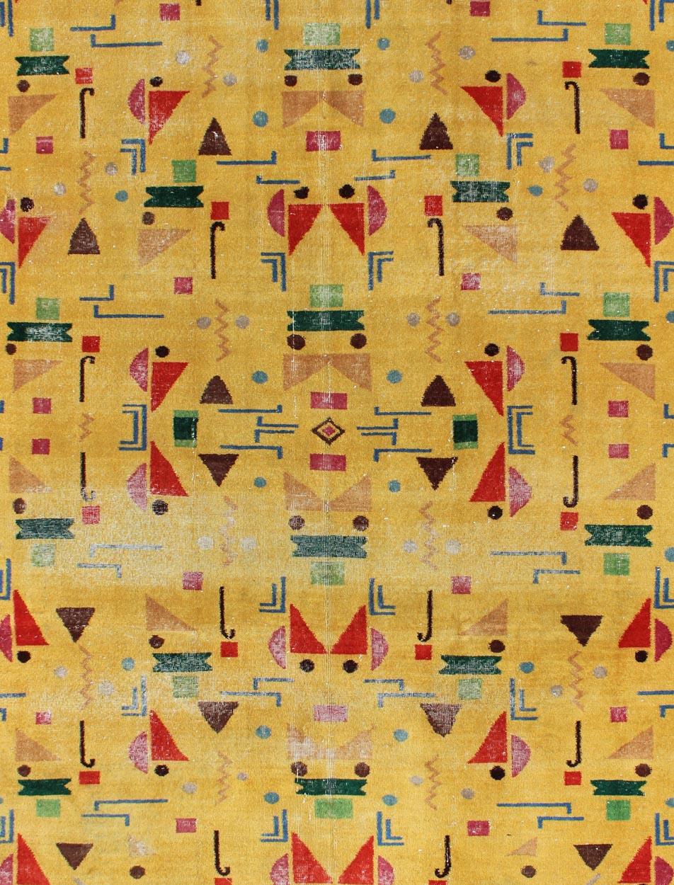 Mid-Century Modern Tapis de Turquie moderne du milieu du siècle, tapis au design moderne vintage et vintage de couleur jaune en vente
