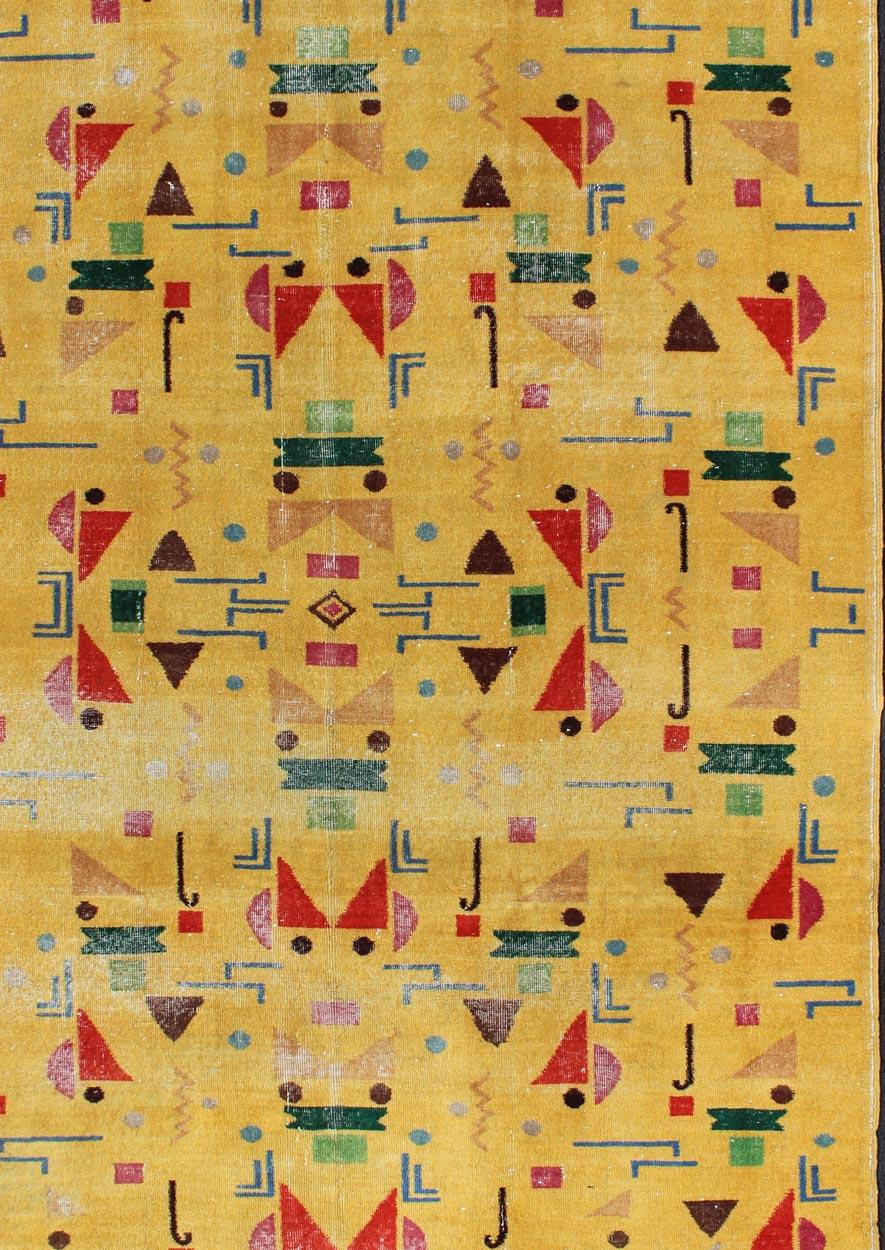 Turc Tapis de Turquie moderne du milieu du siècle, tapis au design moderne vintage et vintage de couleur jaune en vente