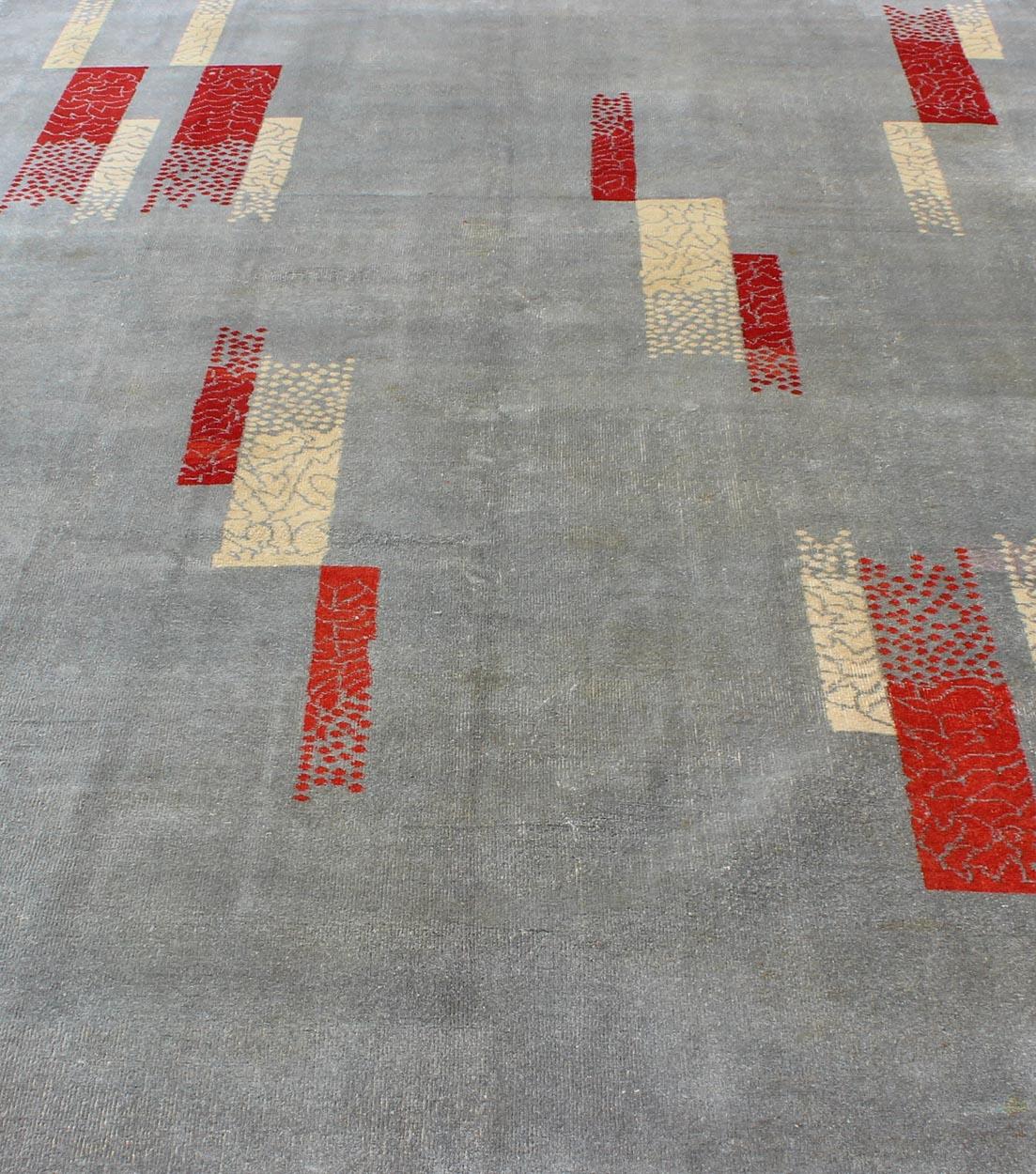 Moderner Teppich aus der Mitte des Jahrhunderts mit abstraktem Design auf grau-blauem Hintergrund, Rot, Creme im Angebot 3