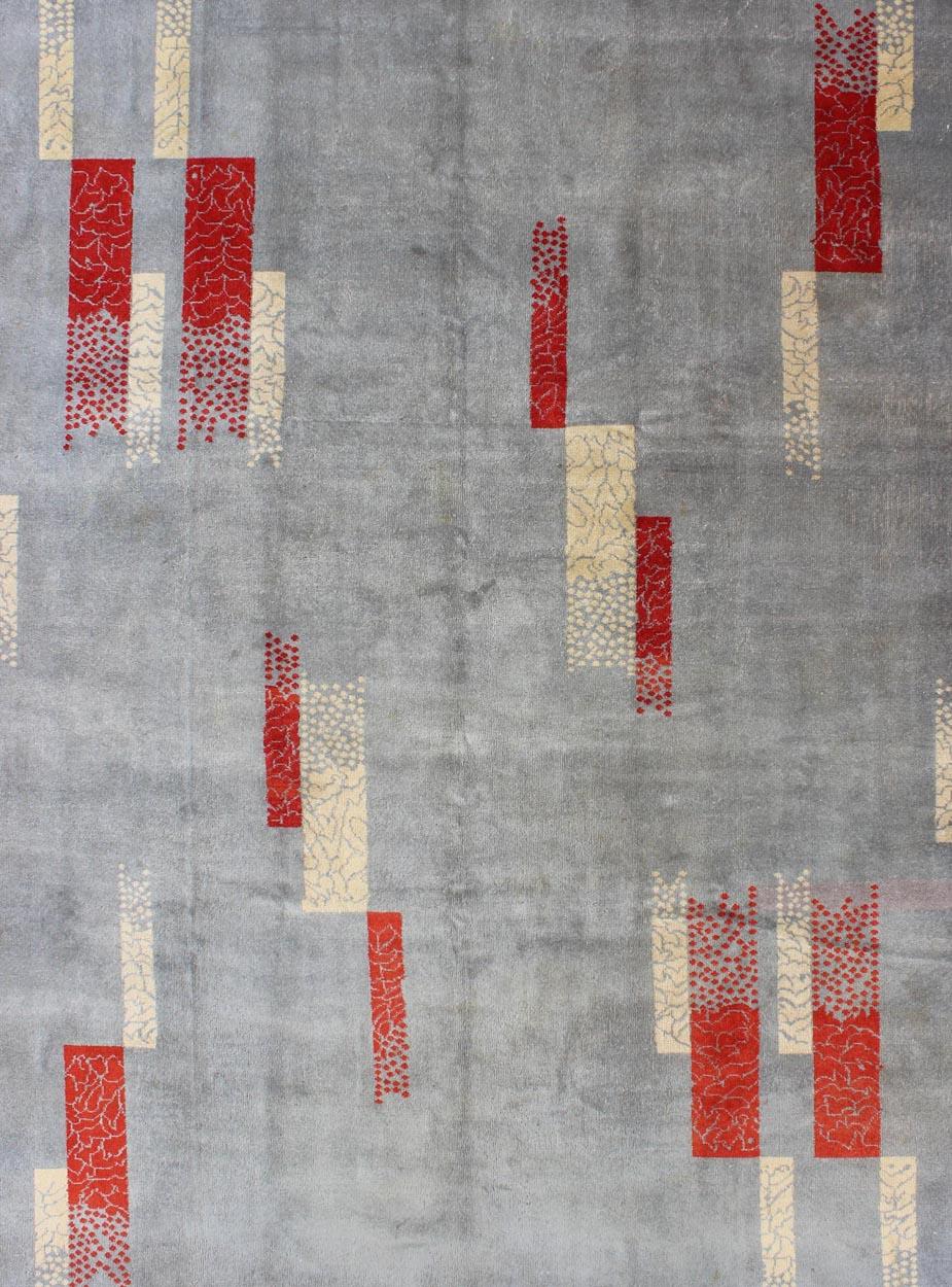 Moderner Teppich aus der Mitte des Jahrhunderts mit abstraktem Design auf grau-blauem Hintergrund, Rot, Creme (Moderne der Mitte des Jahrhunderts) im Angebot