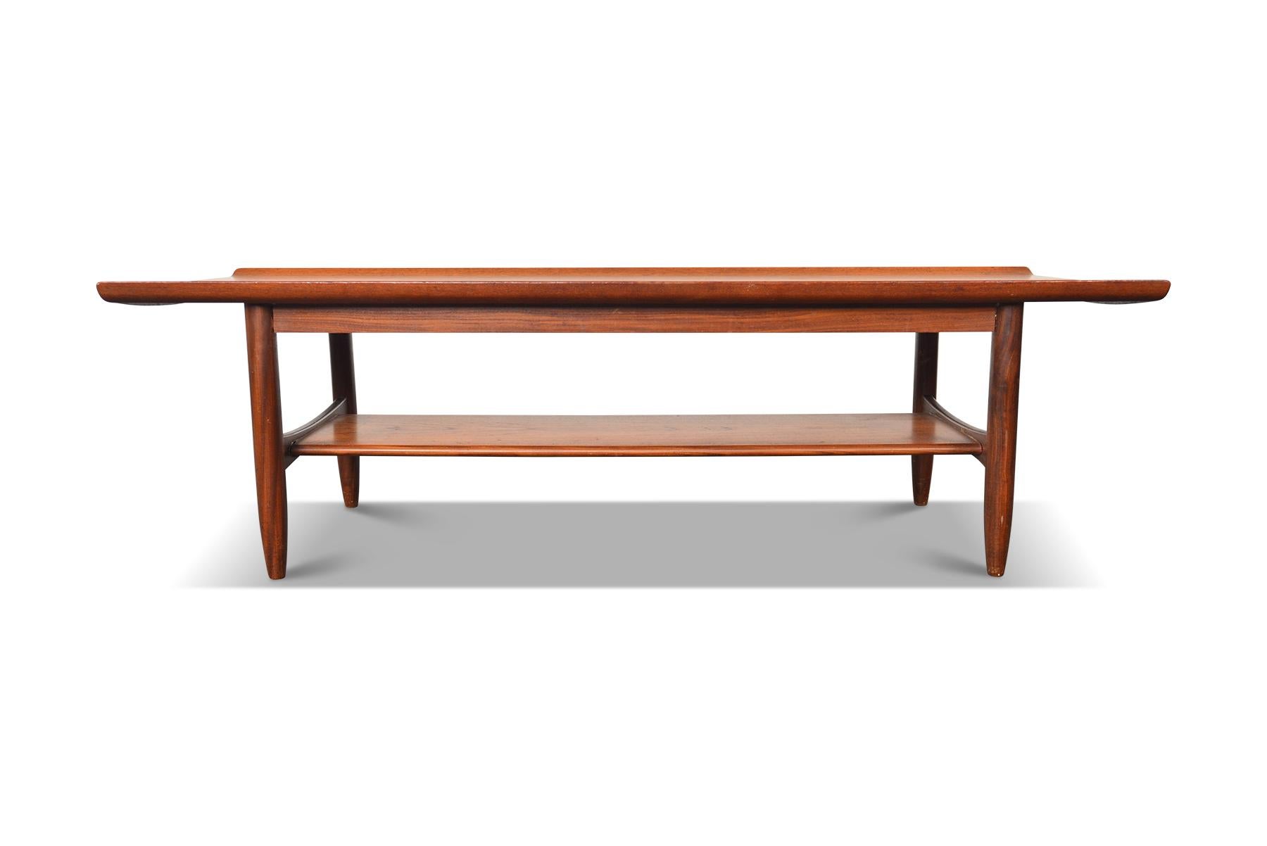 Mid Century Modern Turned Edge Teak Coffee Table With Lower Rack In Good Condition In Berkeley, CA