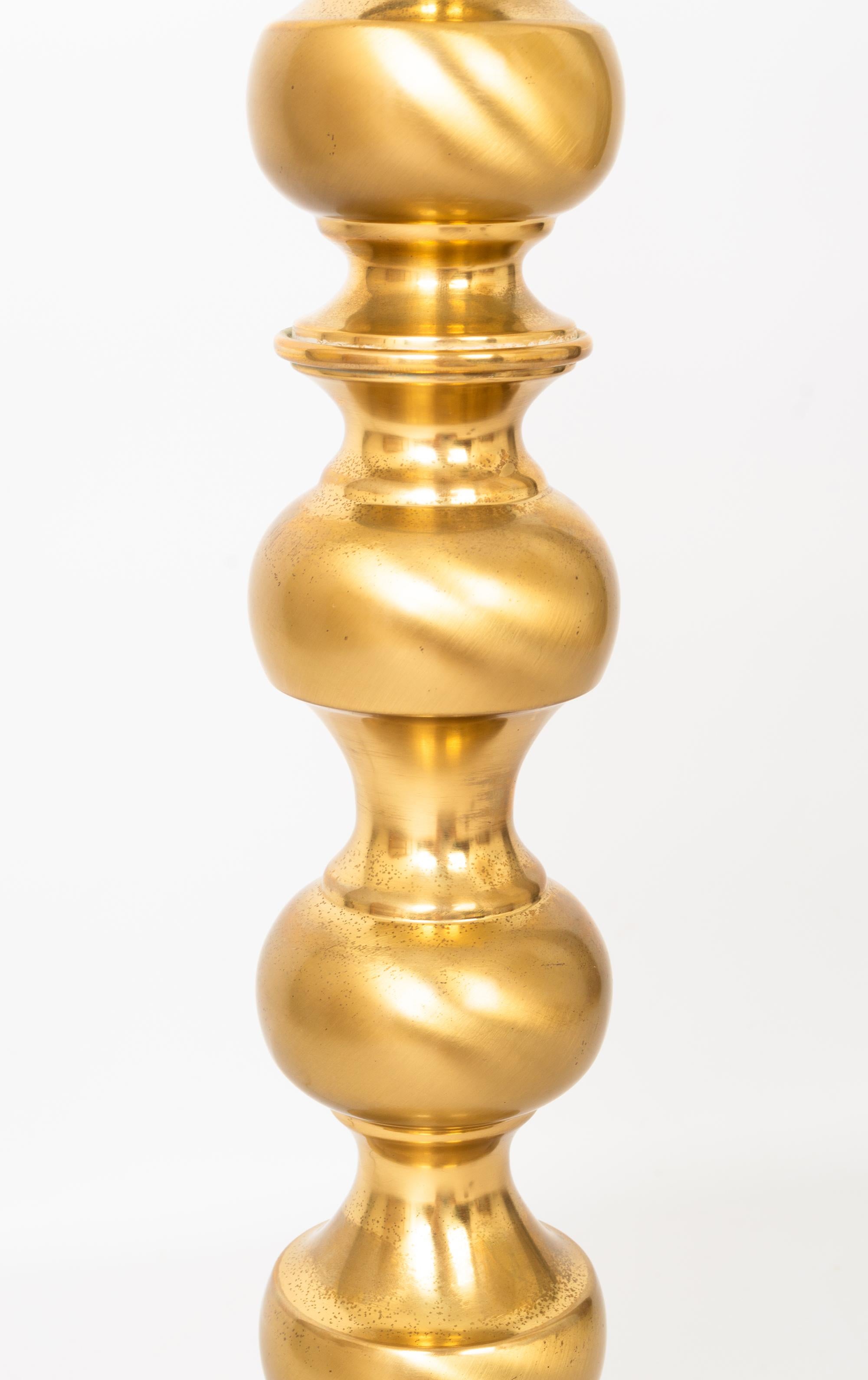 Lámpara de mesa moderna de mediados de siglo de latón dorado torneado Italia, c.1950 Moderno de mediados de siglo en venta