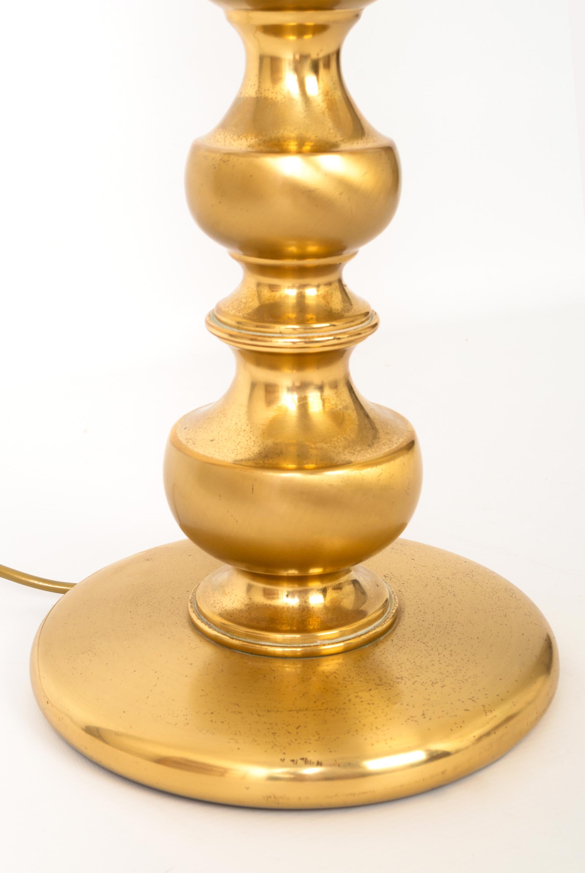 Italian Mid-Century Modern Turned Gilded Brass Table Lamp Italy, C.1950 For Sale