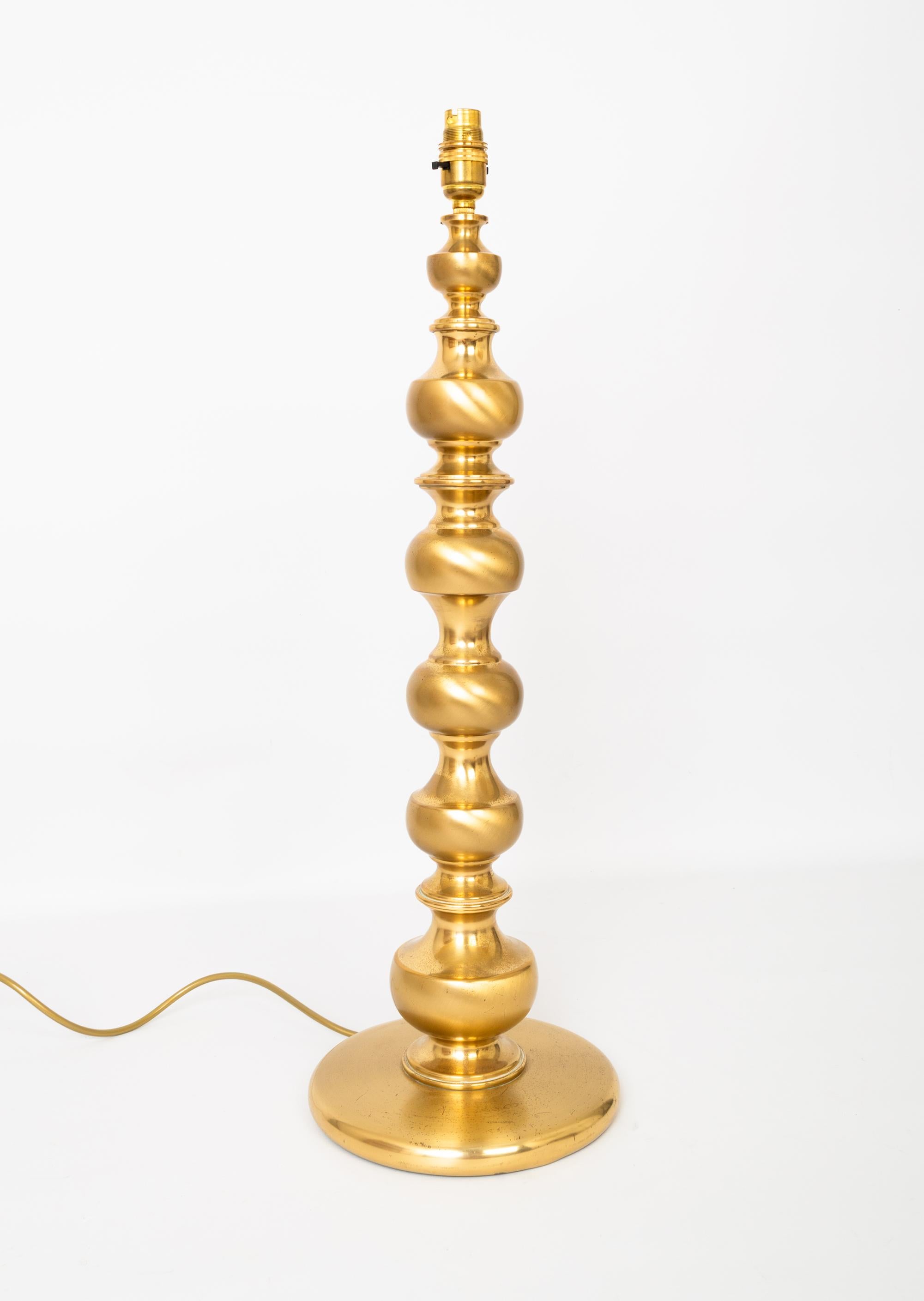 Mid-20th Century Mid-Century Modern Turned Gilded Brass Table Lamp Italy, C.1950 For Sale
