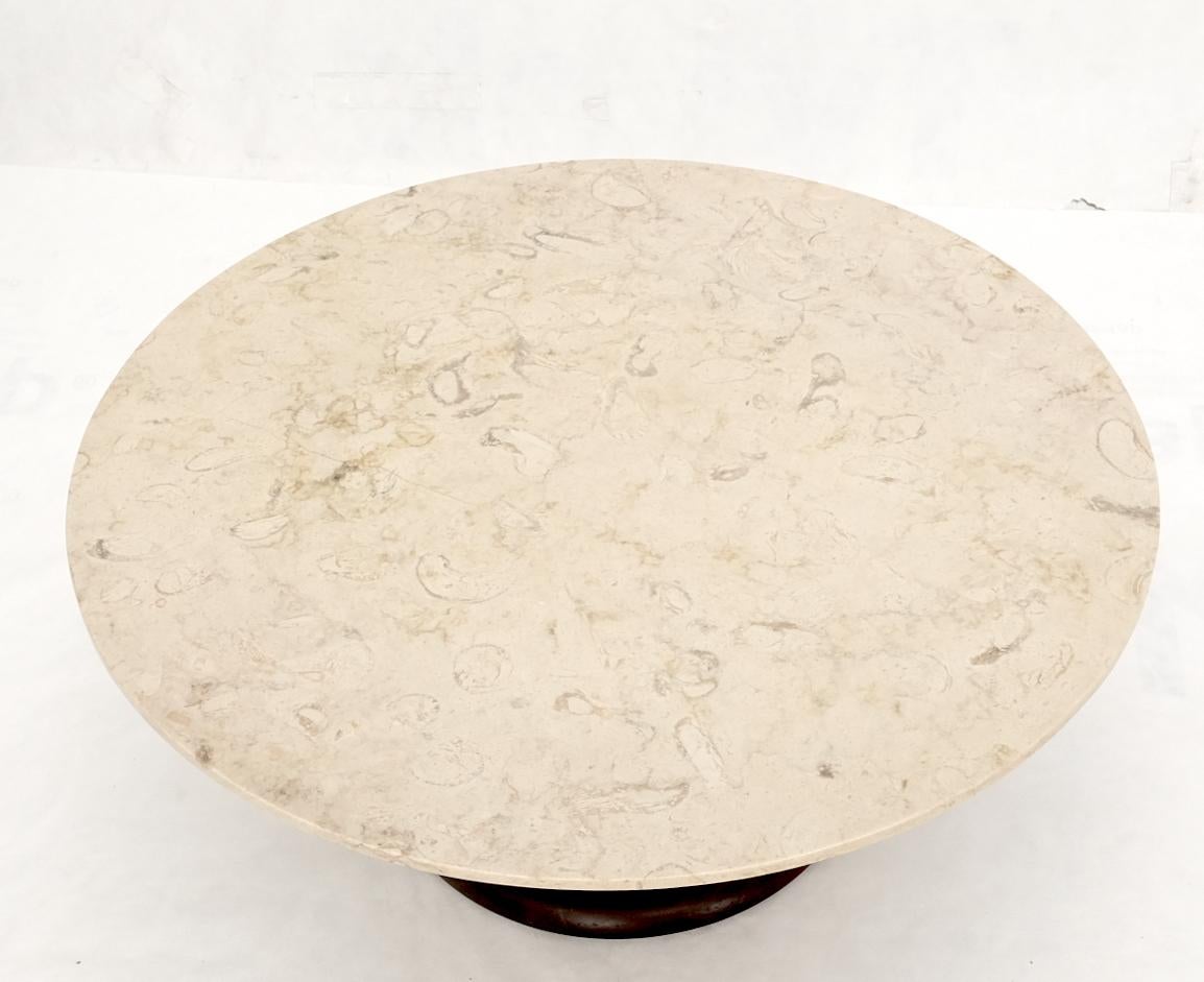 Huilé Table basse ronde moderne du milieu du siècle dernier, à base en noyer massif tourné et plateau en marbre en vente