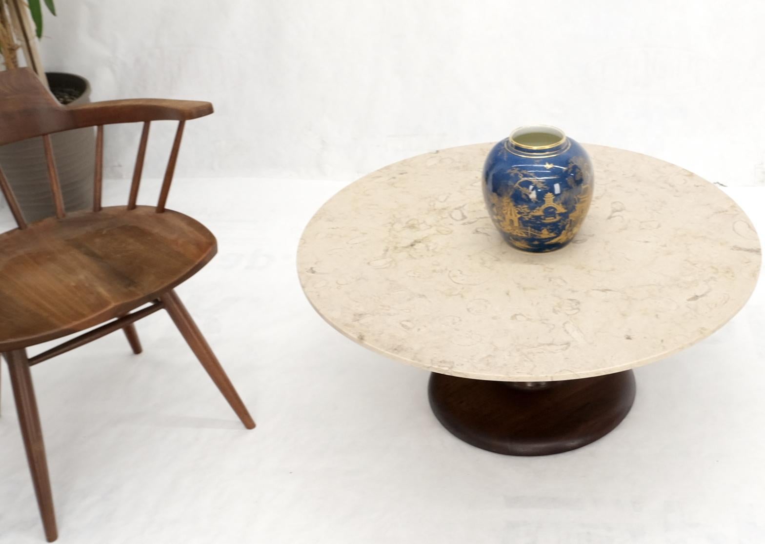 20ième siècle Table basse ronde moderne du milieu du siècle dernier, à base en noyer massif tourné et plateau en marbre en vente