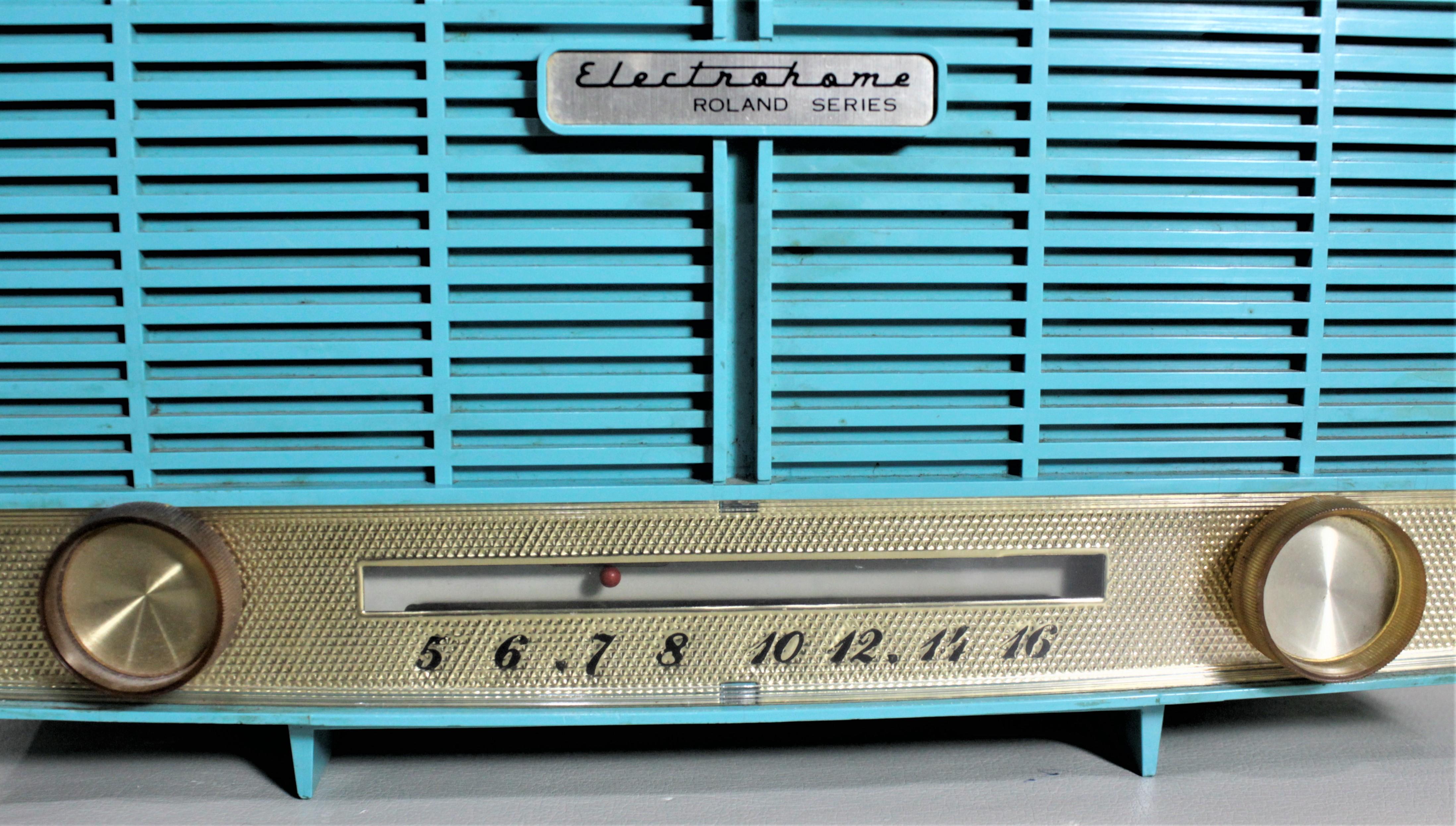 Metal Mid-Century Modern Turquoise Electrohome Roland Series AM Tube Table Radio