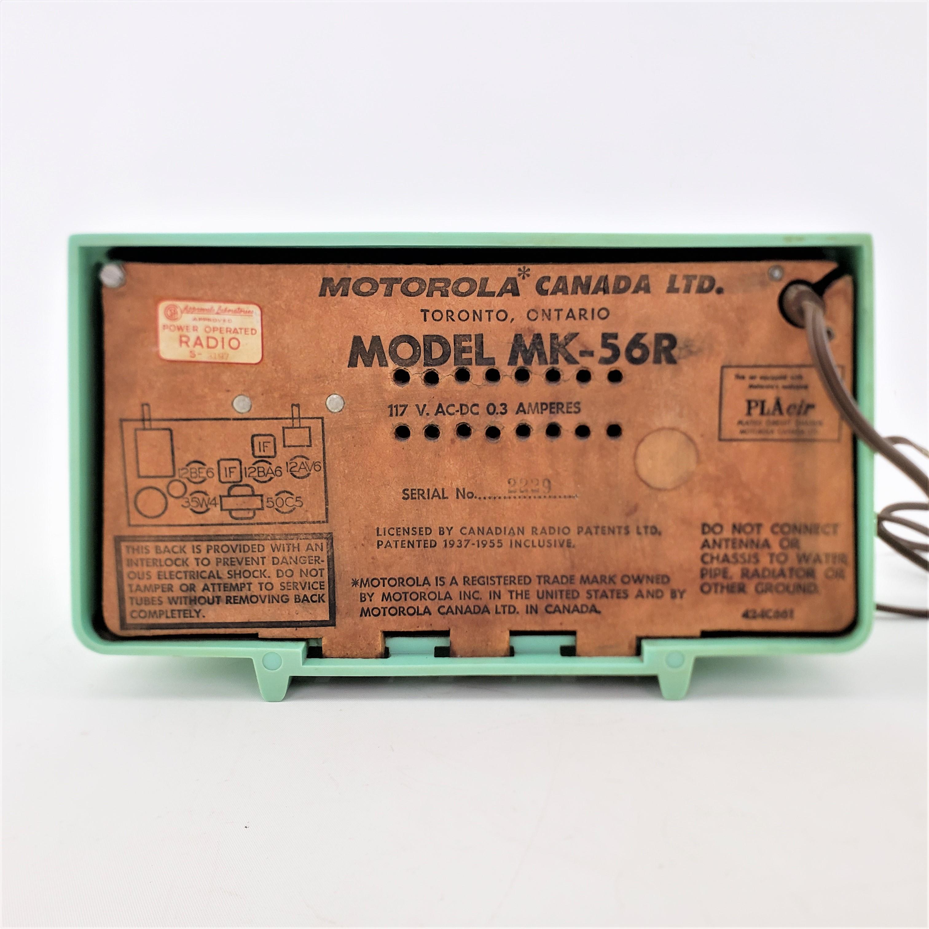 Mid-Century Modern Turquoise Motorola Model MK-56R AM Table Radio In Good Condition In Hamilton, Ontario