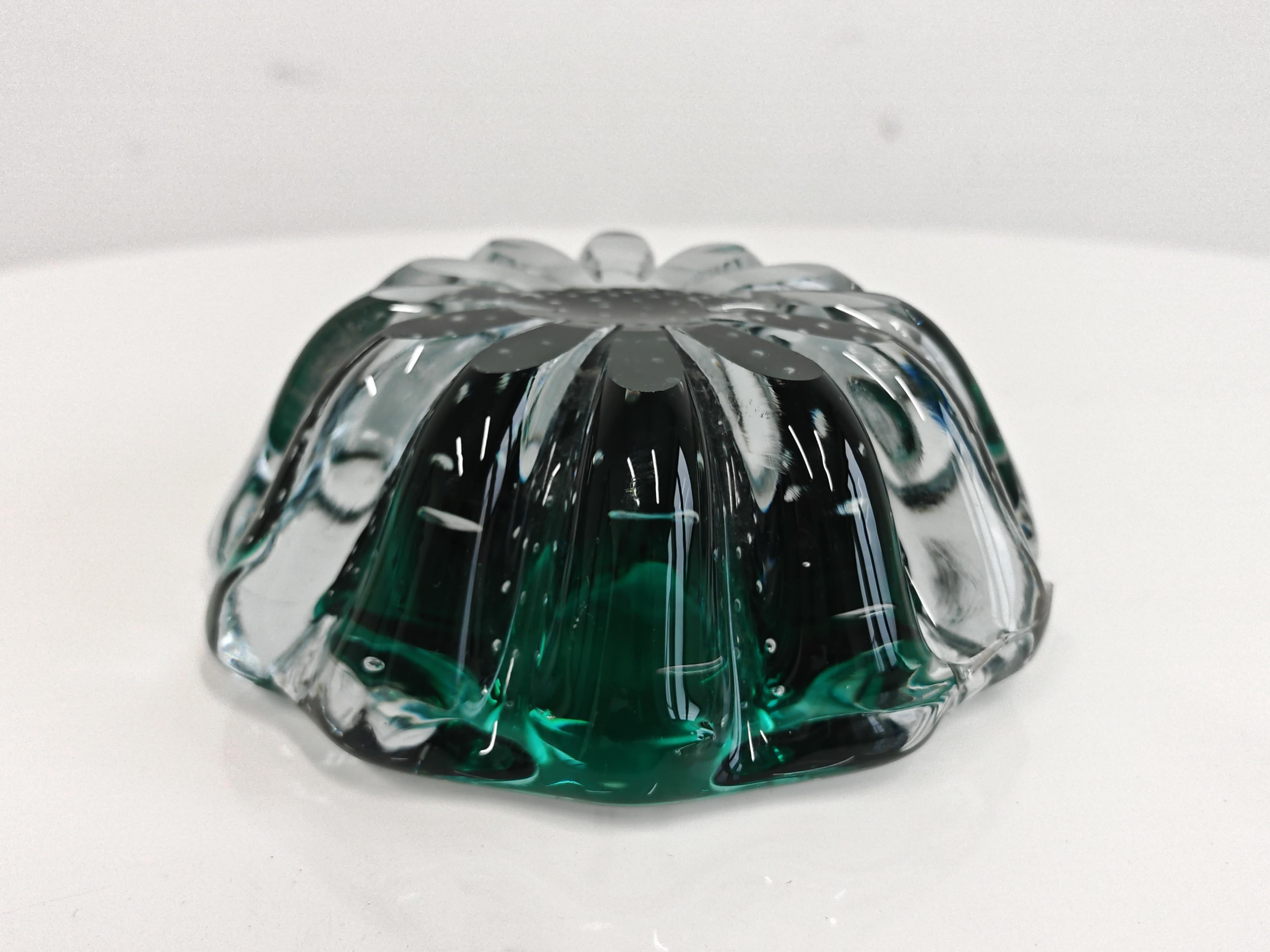Mid Century Modern Turquoise Murano glass ashtray, controlled bubble technique (Moderne der Mitte des Jahrhunderts) im Angebot