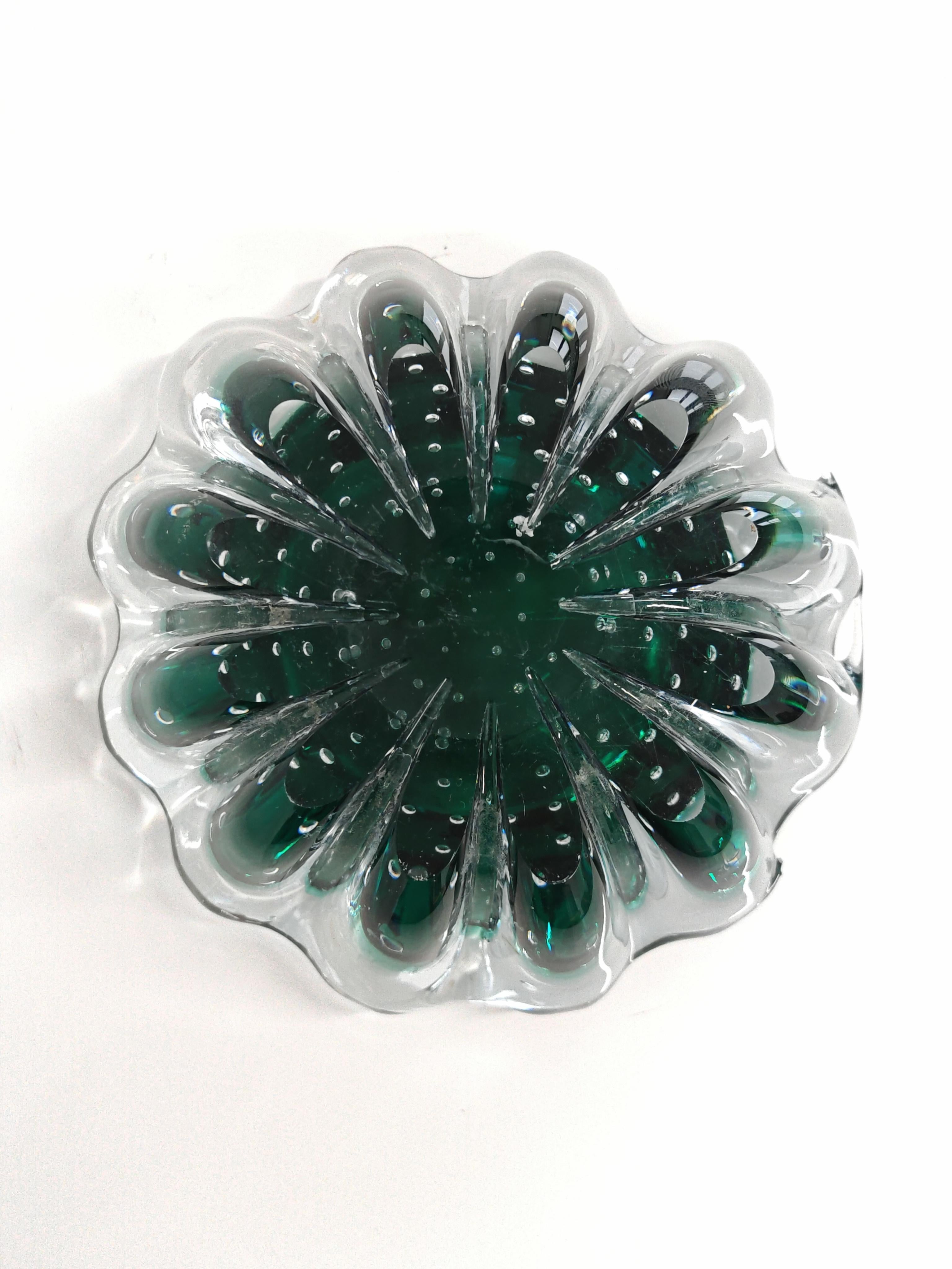 Mid Century Modern Turquoise Murano glass ashtray, controlled bubble technique (Mitte des 20. Jahrhunderts) im Angebot