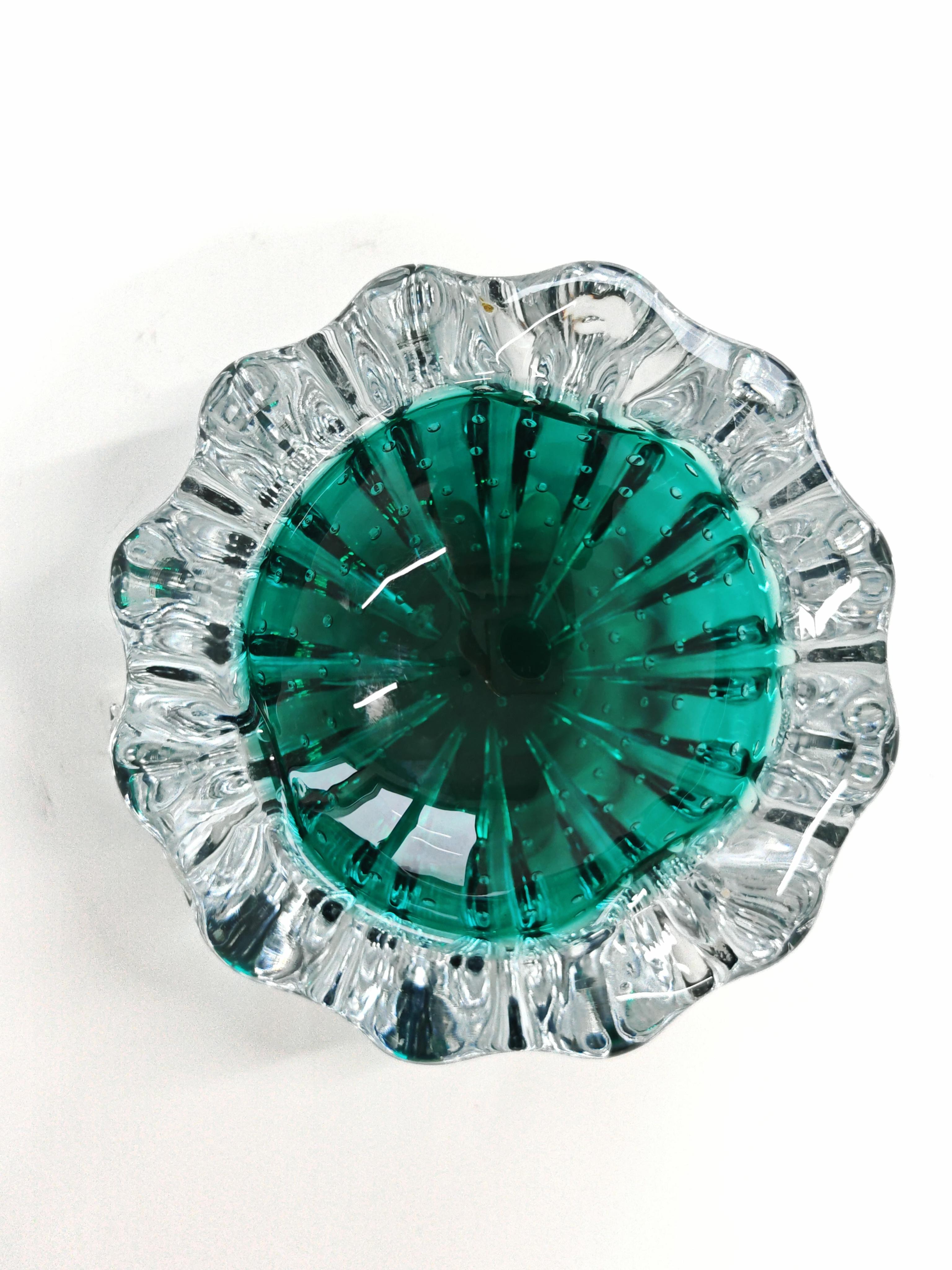 Mid Century Modern Turquoise Murano glass ashtray, controlled bubble technique (Muranoglas) im Angebot