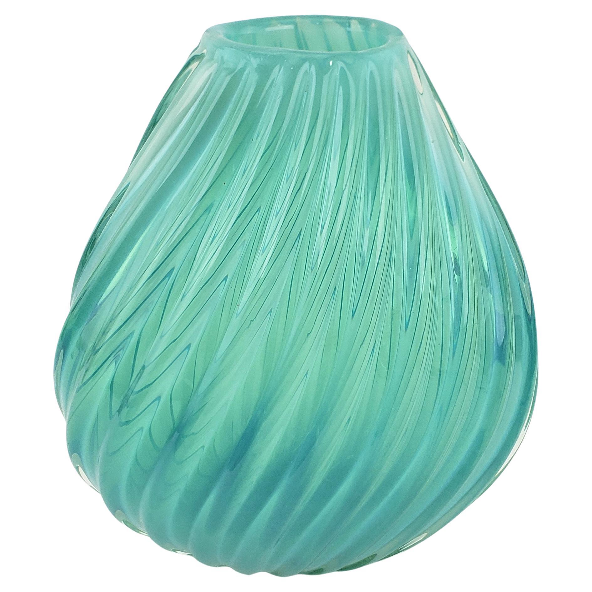 Vase en verre d'art côtelé de style Barovier, mi-siècle moderne, turquoise ou aigue-marine