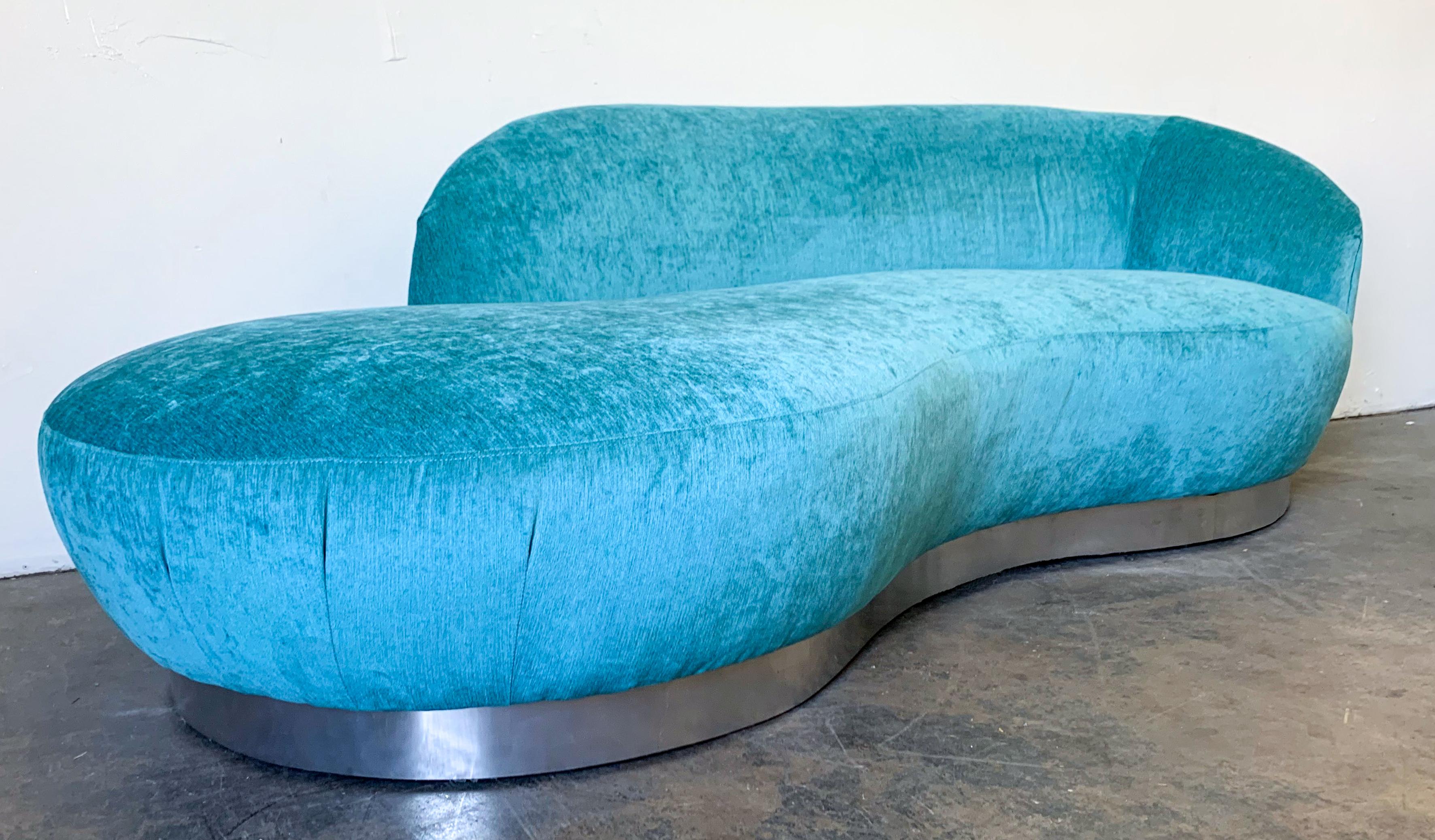 This sofa is absolutely stunning! This serpentine sofa is clad in a gorgeous turquoise chenille and features a bold chrome plinth base. This stunning jewel toned sofa is sure to make a statement in any environment and would look excellent in a