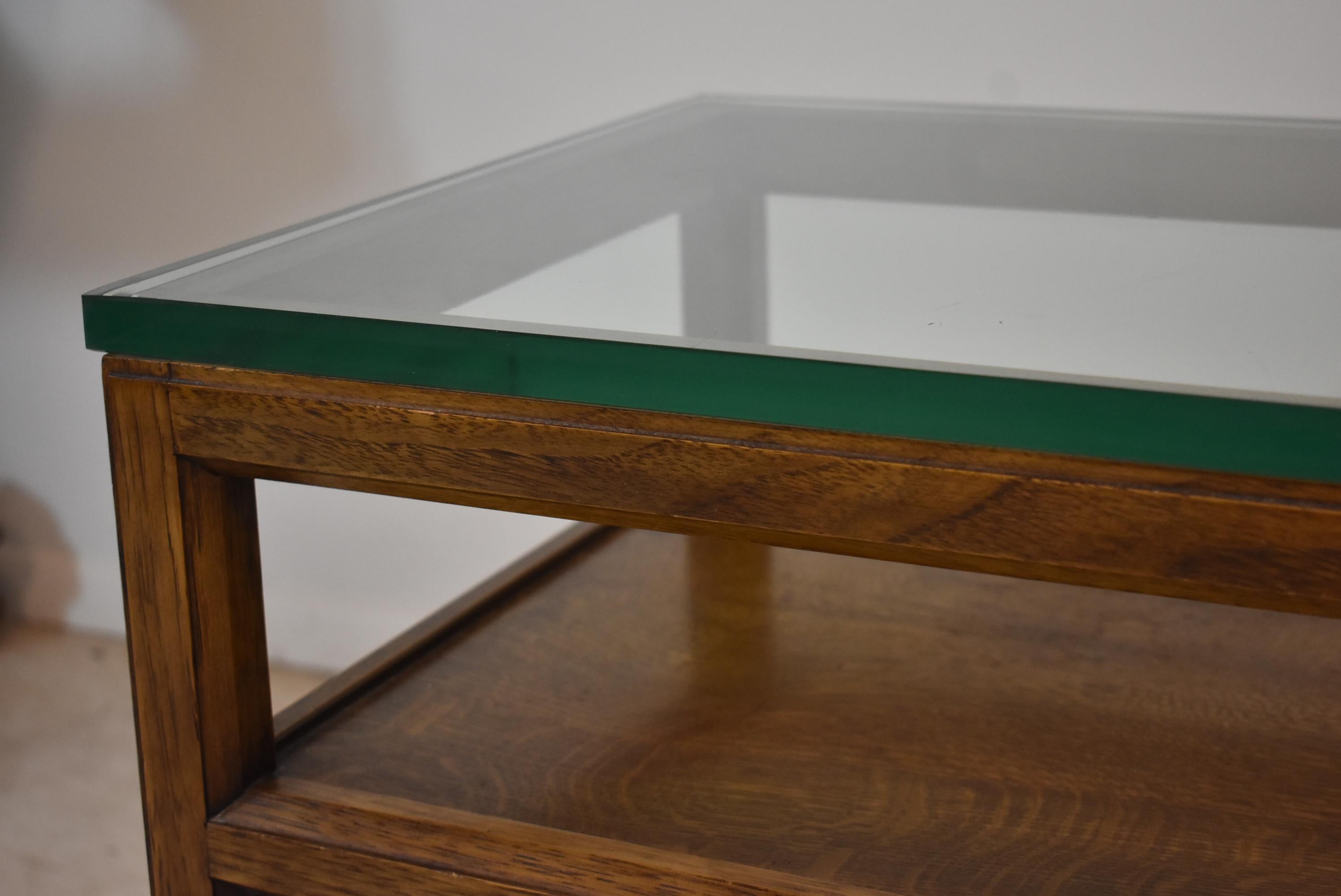 Inconnu Table de télévision/table d'appoint moderne du milieu du siècle dernier avec plateau en verre épais et bois mélangé en vente