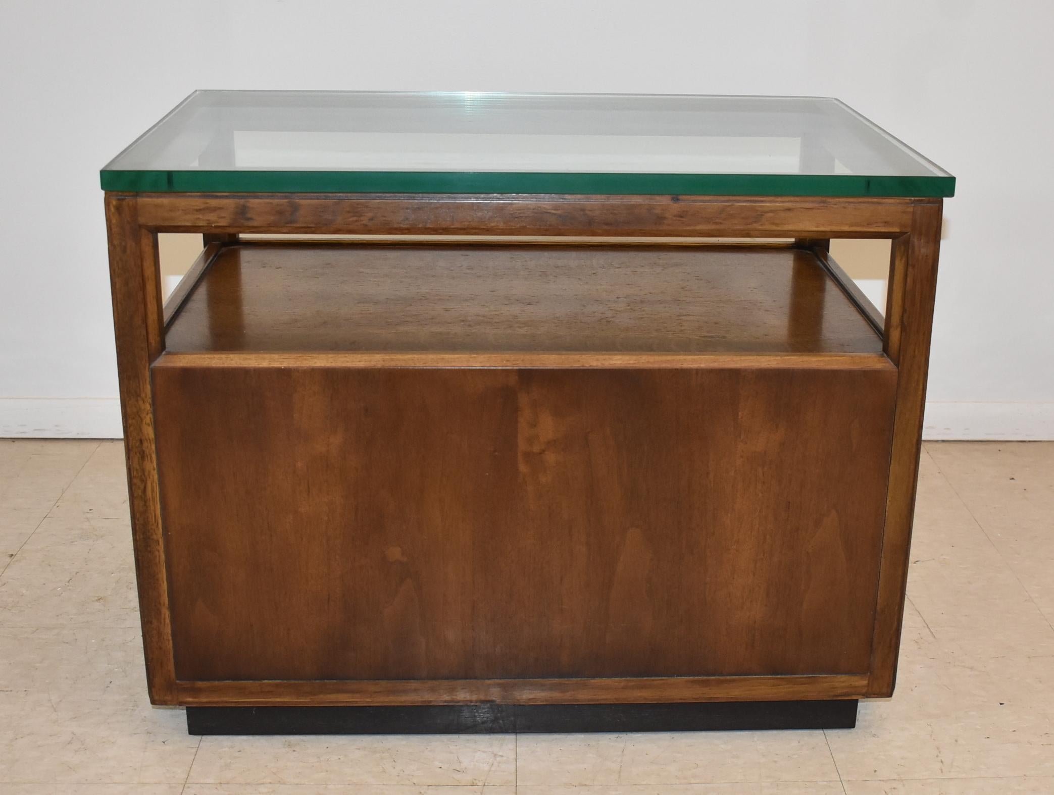 Unknown Mid-Century Modern TV Stand / Side Table Thick Glass Top Mixed Wood For Sale