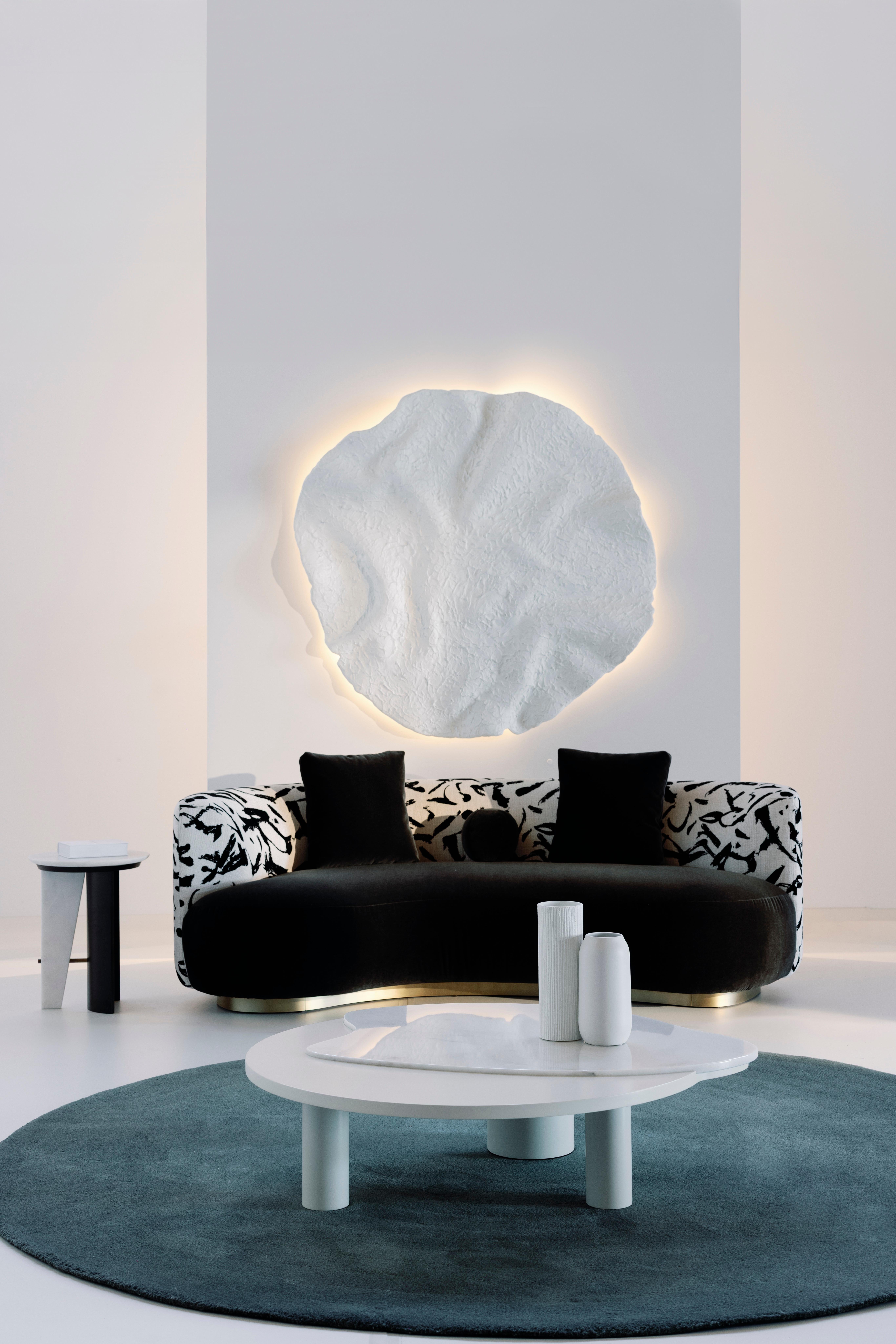 Bruni Canapé à jumeaux incurvé de style moderne du milieu du siècle, laiton, velours Dedar, fait main Greenapple en vente