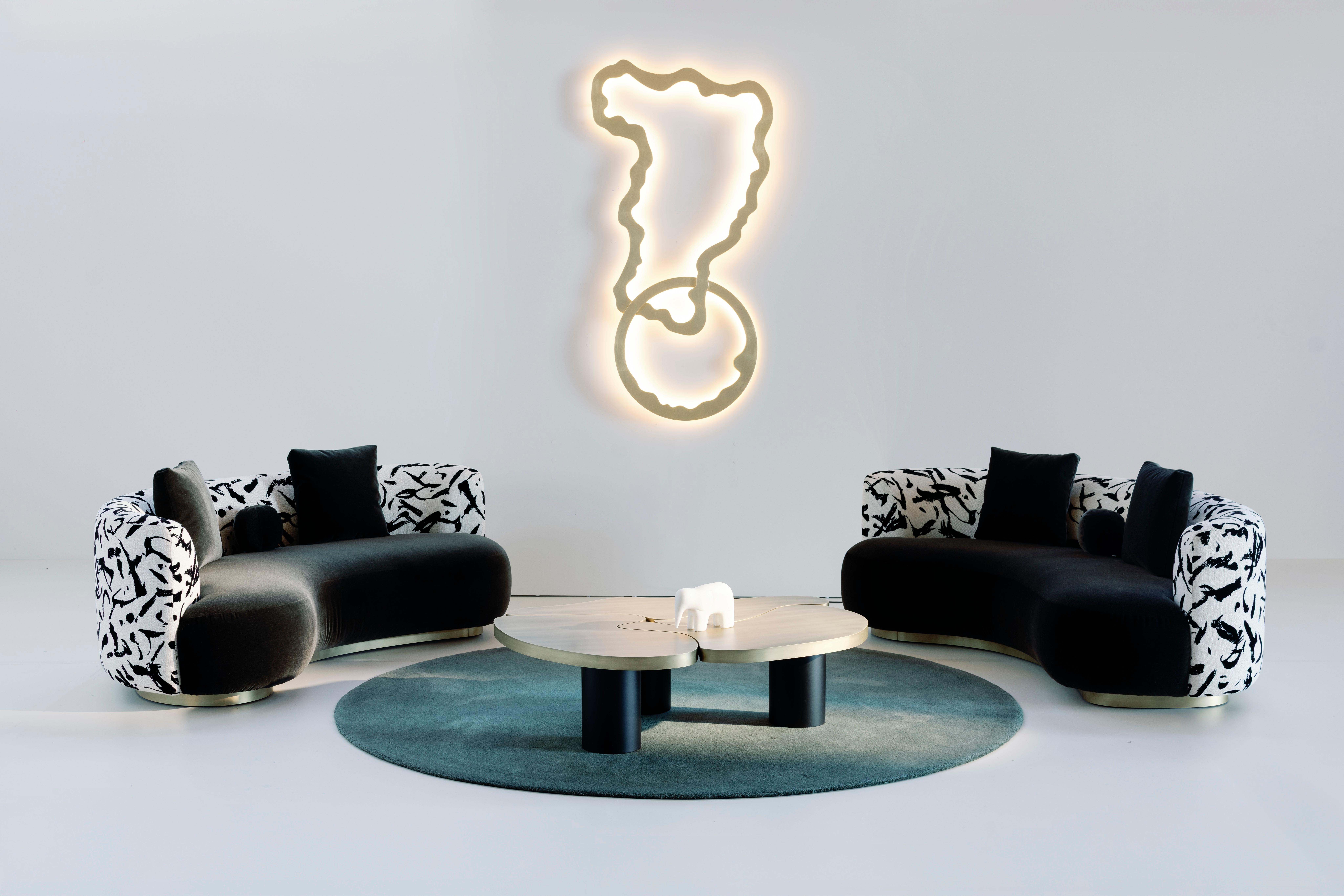 Mid-Century Modern Canapé à jumeaux incurvé de style moderne du milieu du siècle, laiton, velours Dedar, fait main Greenapple en vente