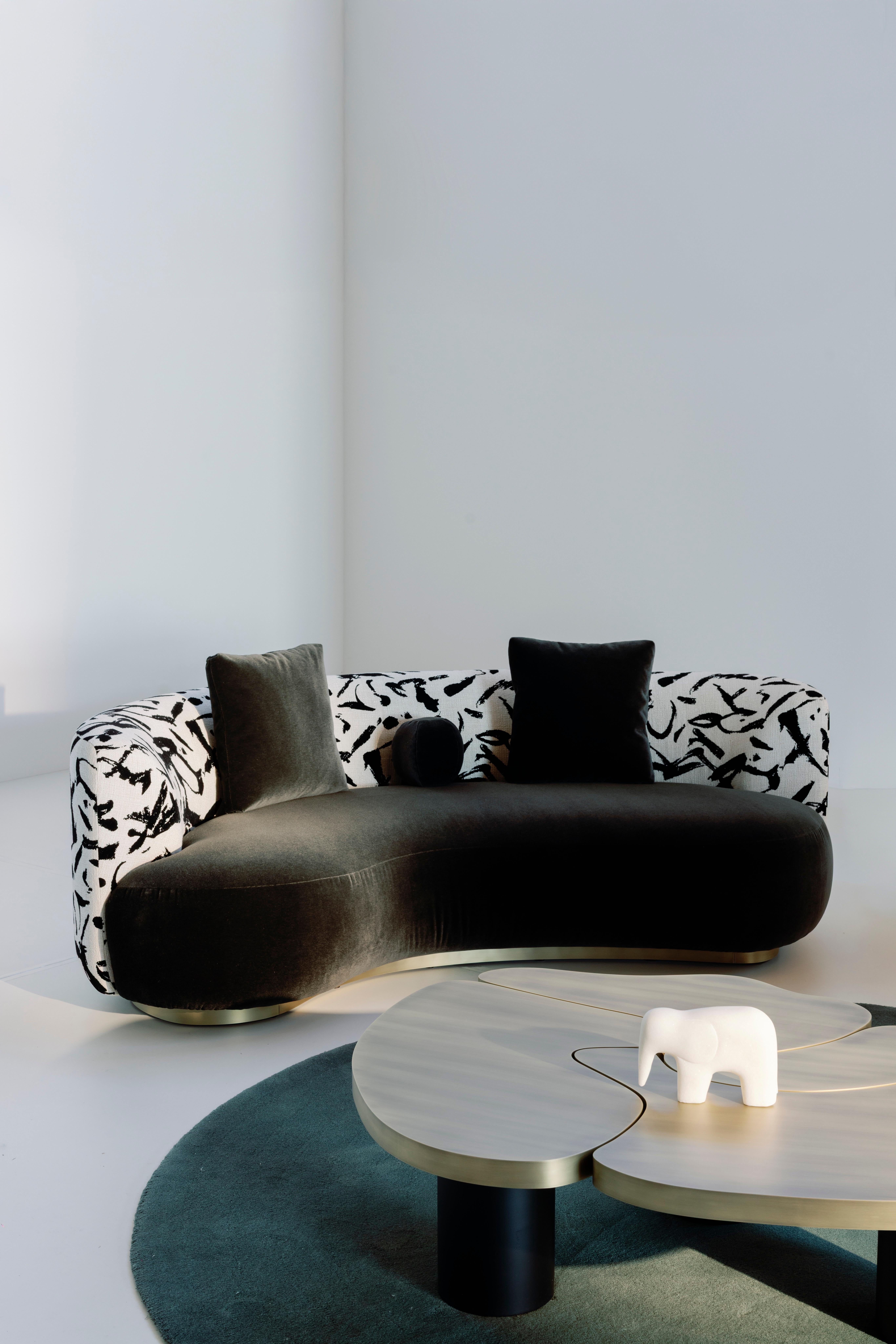 Portugais Canapé à jumeaux incurvé de style moderne du milieu du siècle, laiton, velours Dedar, fait main Greenapple en vente