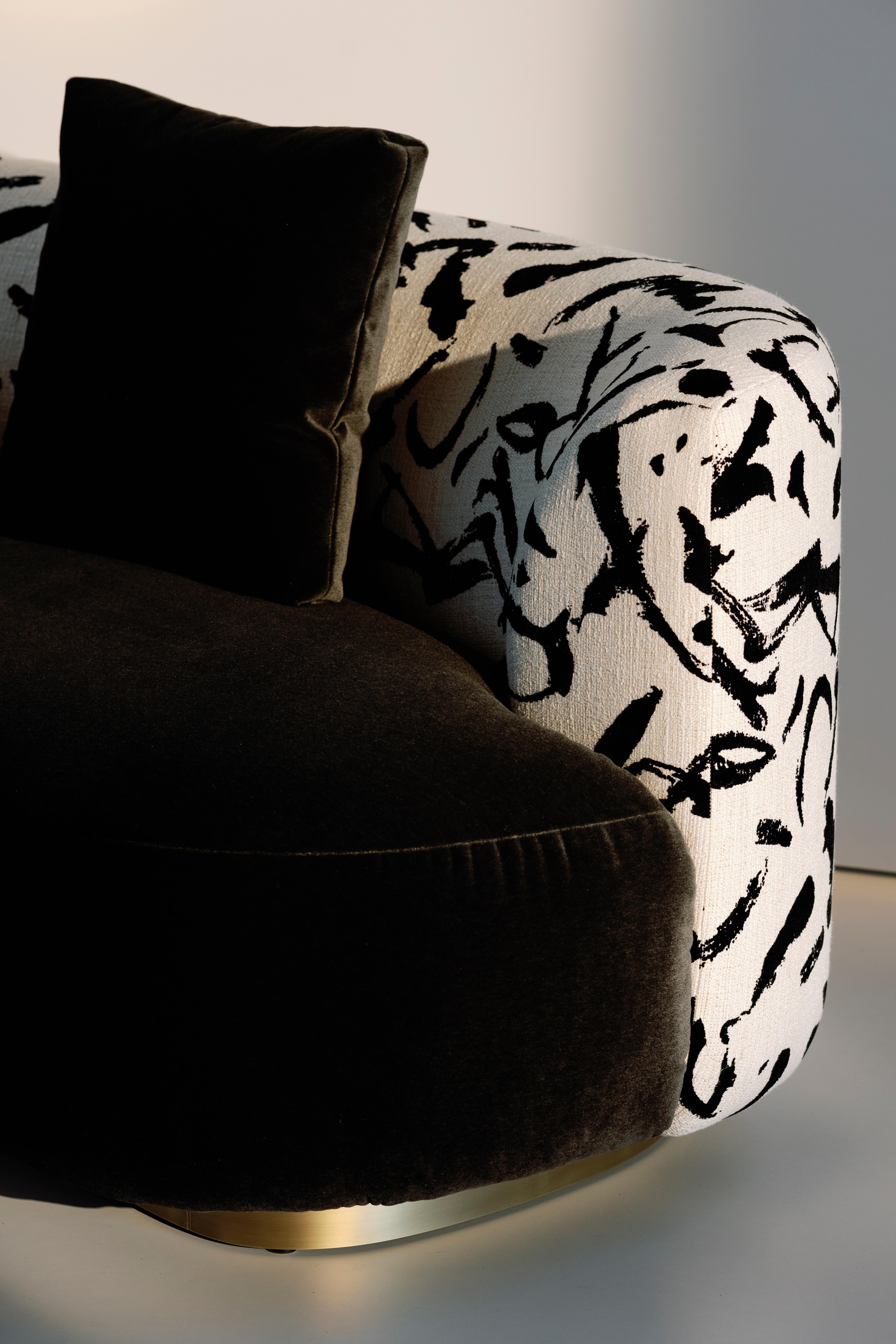 XXIe siècle et contemporain Canapé à jumeaux incurvé de style moderne du milieu du siècle, laiton, velours Dedar, fait main Greenapple en vente