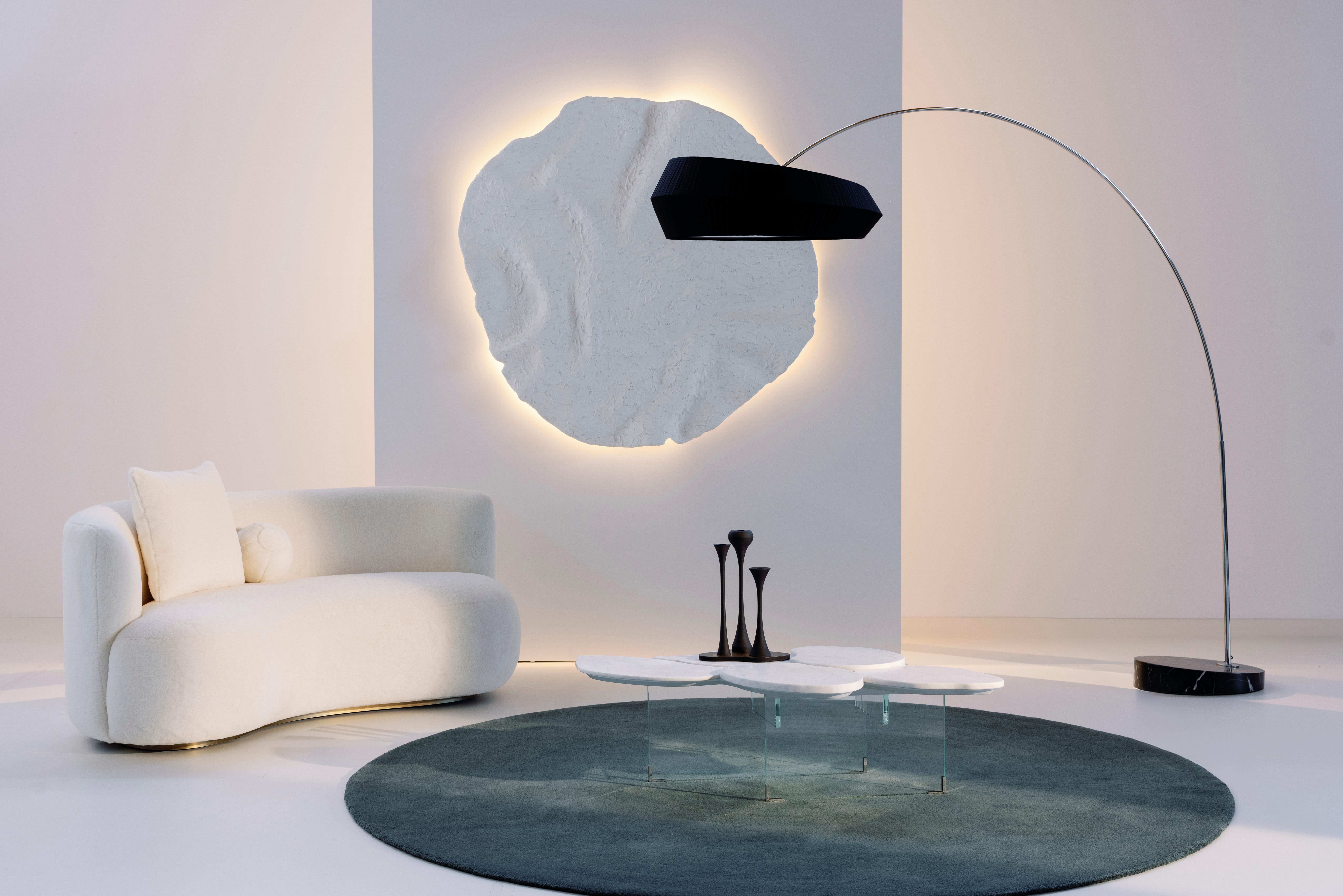 Ottone Divano curvo gemellare moderno di metà secolo, ottone, velluto Dedar, fatto a mano Greenapple in vendita