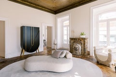 Lettino "Twins" di Rute Martins per Greenapple, in bouclé beige e rovere marrone scuro
