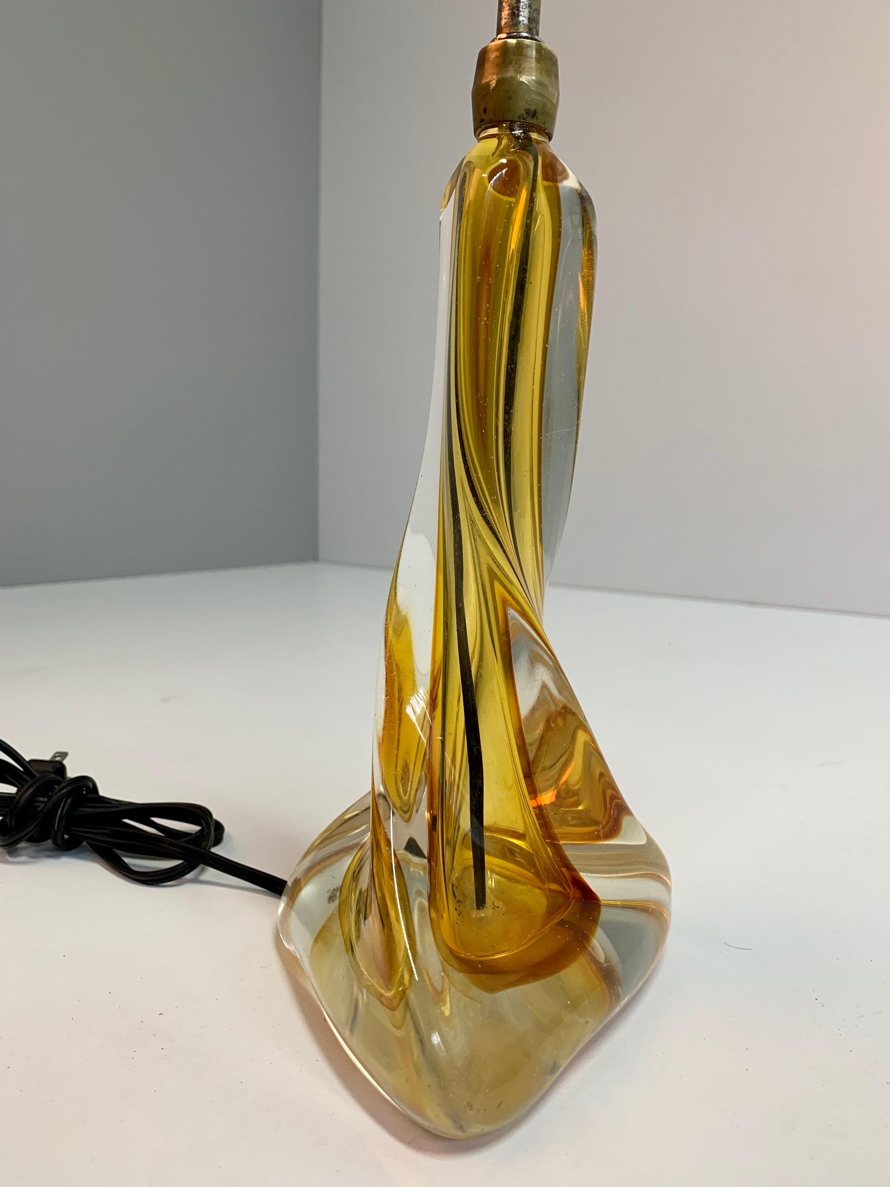 Mid-Century Modern art Murano glass table lamp, circa 1960s. This lamp is a distinctive and sophisticated addition to a favourite console, side, or night table.

No stamp present from the maker.

 Shade not included, measurements captured are